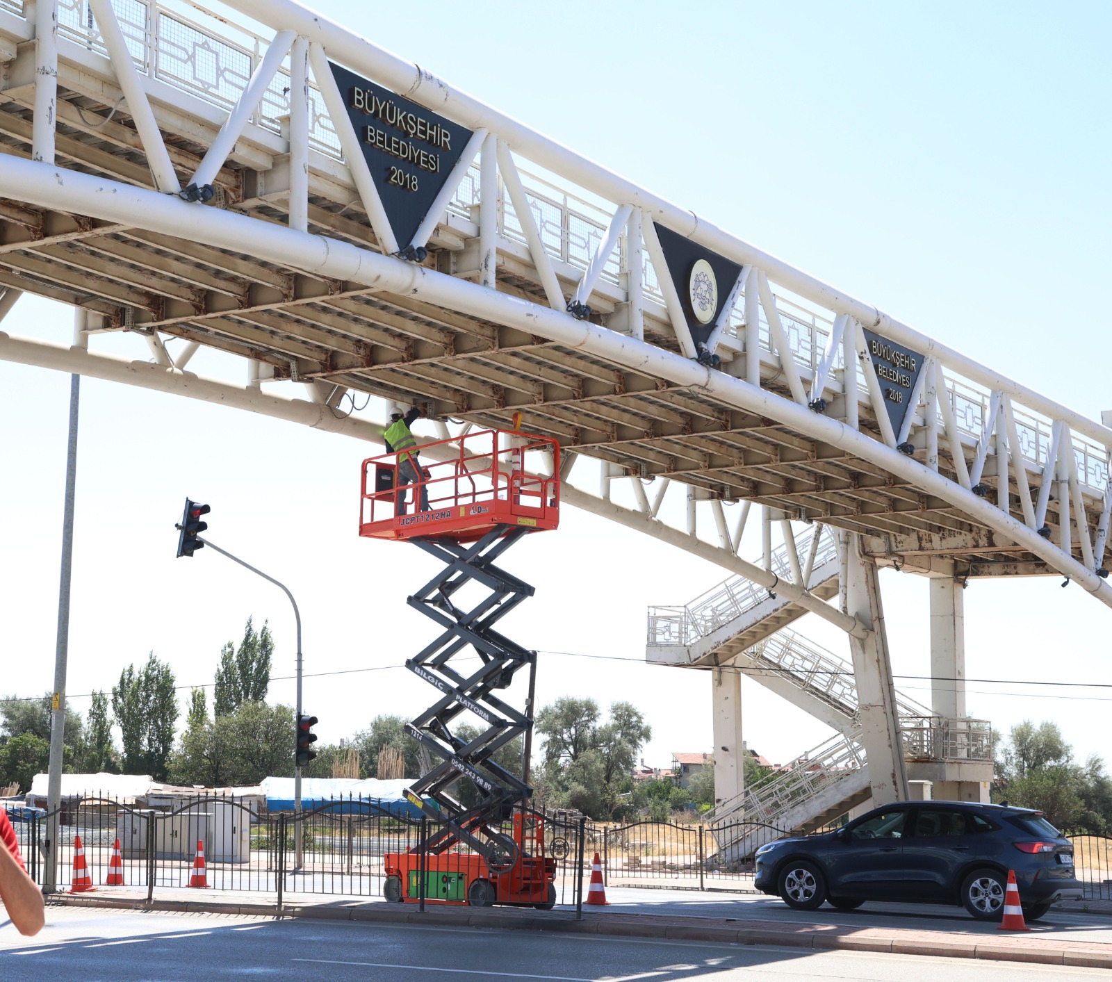 KONYA BÜYÜKŞEHİR YAYA VE TAŞIT KÖPRÜLERİNDE PERİYODİK OLARAK İYİLEŞTİRME ÇALIŞMASI YAPIYOR