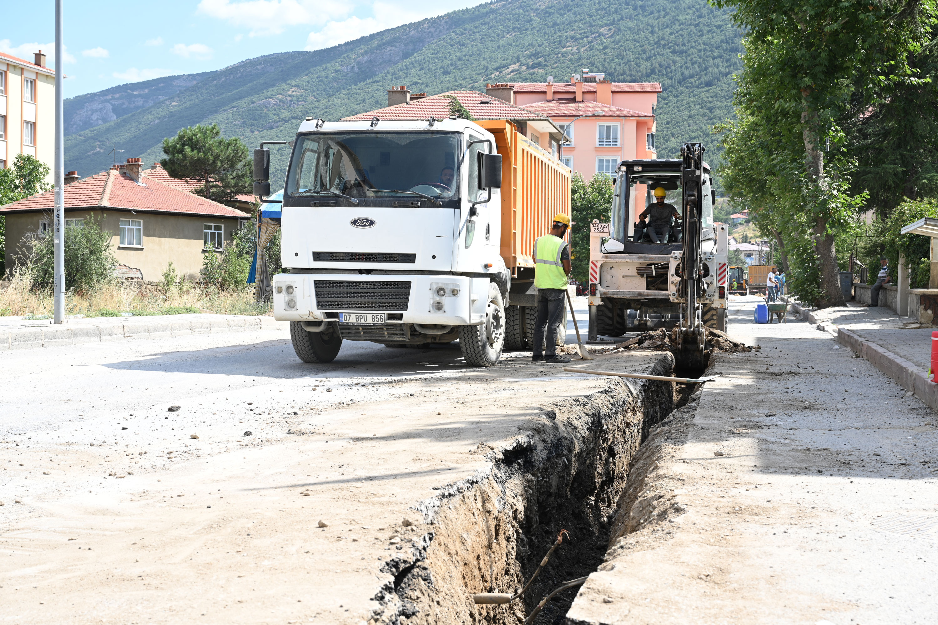 BÜYÜKŞEHİR AKŞEHİR’DE 129 KİLOMETRELİK DEVASA ÇALIŞMANIN YÜZDE 50’SİNİ TAMAMLADI