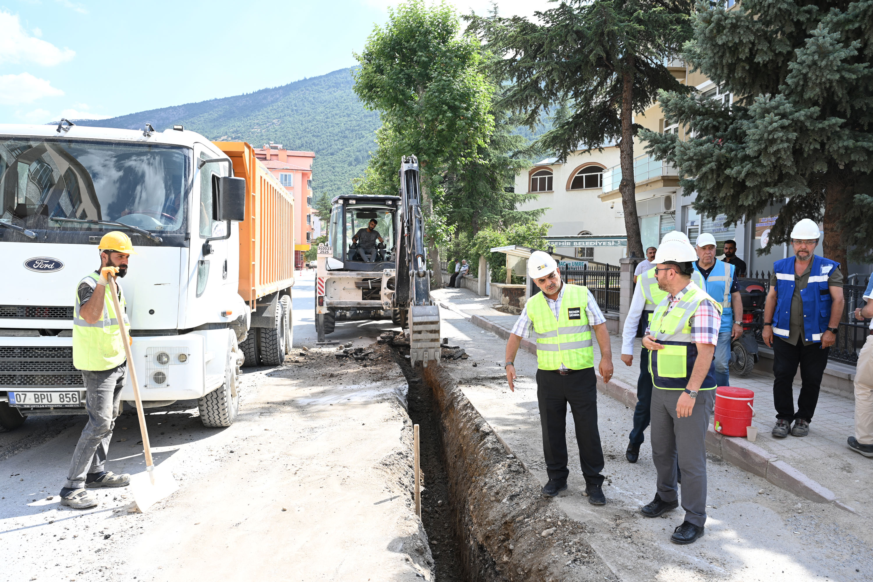 BÜYÜKŞEHİR AKŞEHİR’DE 129 KİLOMETRELİK DEVASA ÇALIŞMANIN YÜZDE 50’SİNİ TAMAMLADI