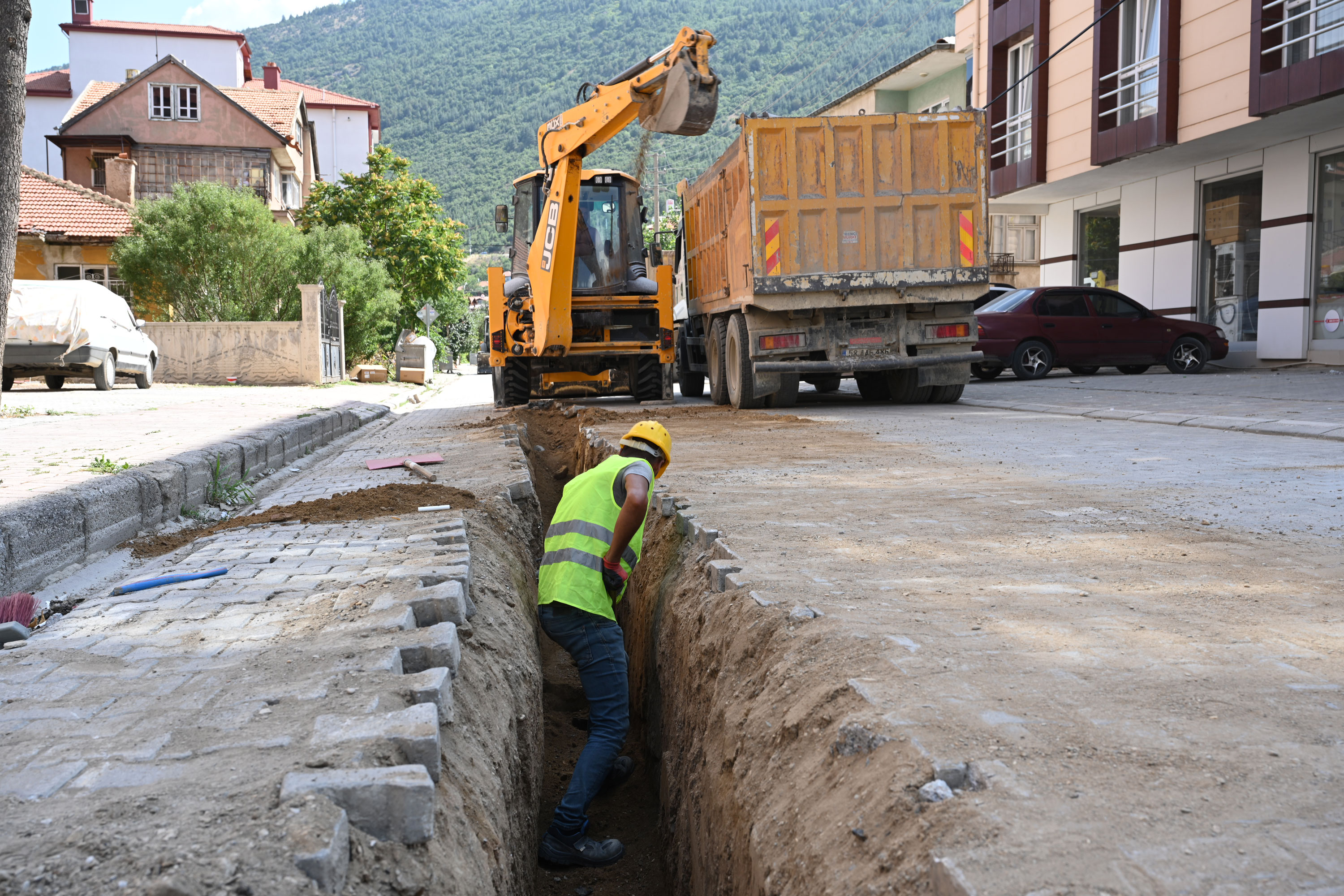 BÜYÜKŞEHİR AKŞEHİR’DE 129 KİLOMETRELİK DEVASA ÇALIŞMANIN YÜZDE 50’SİNİ TAMAMLADI