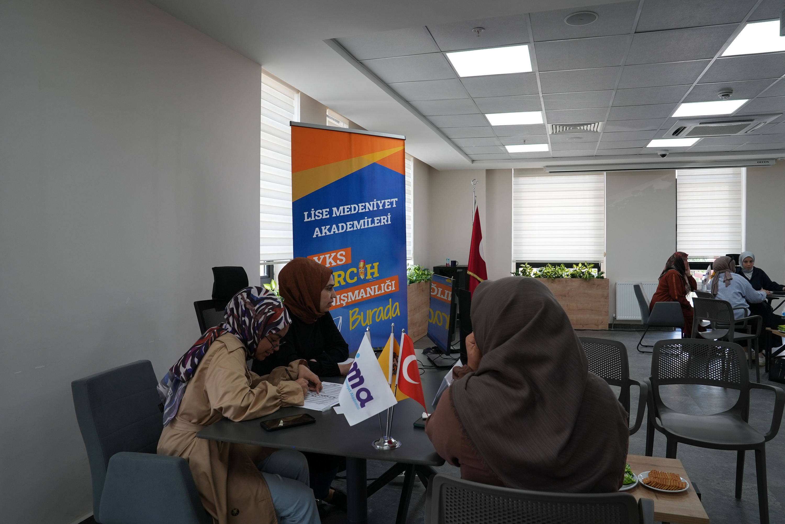 LİMA, ÜNİVERSİTE ADAYLARINA YKS TERCİH DANIŞMANLIĞI HİZMETİ VERİYOR