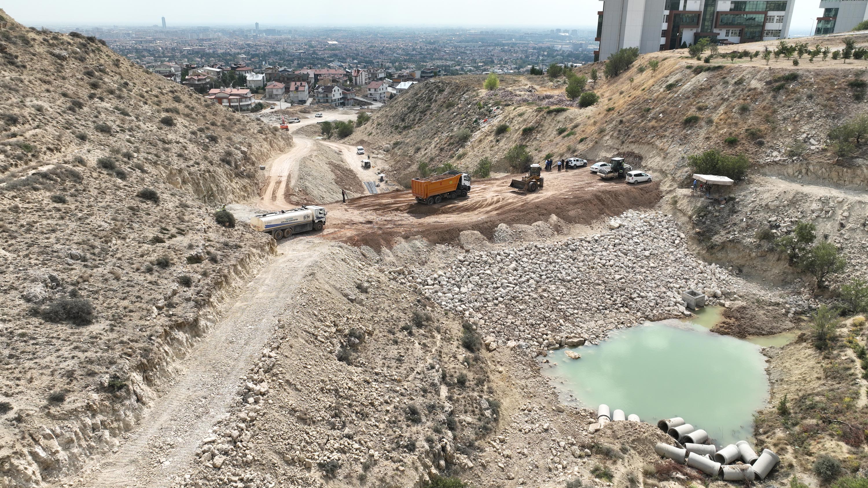 KONYA BÜYÜKŞEHİR, MERAM BÖLGESİNDEKİ TAŞKINLARI ÖNLEMEK İÇİN 40 BİN METREKÜP KAPASİTELİ GÖLETLER YAPIYOR