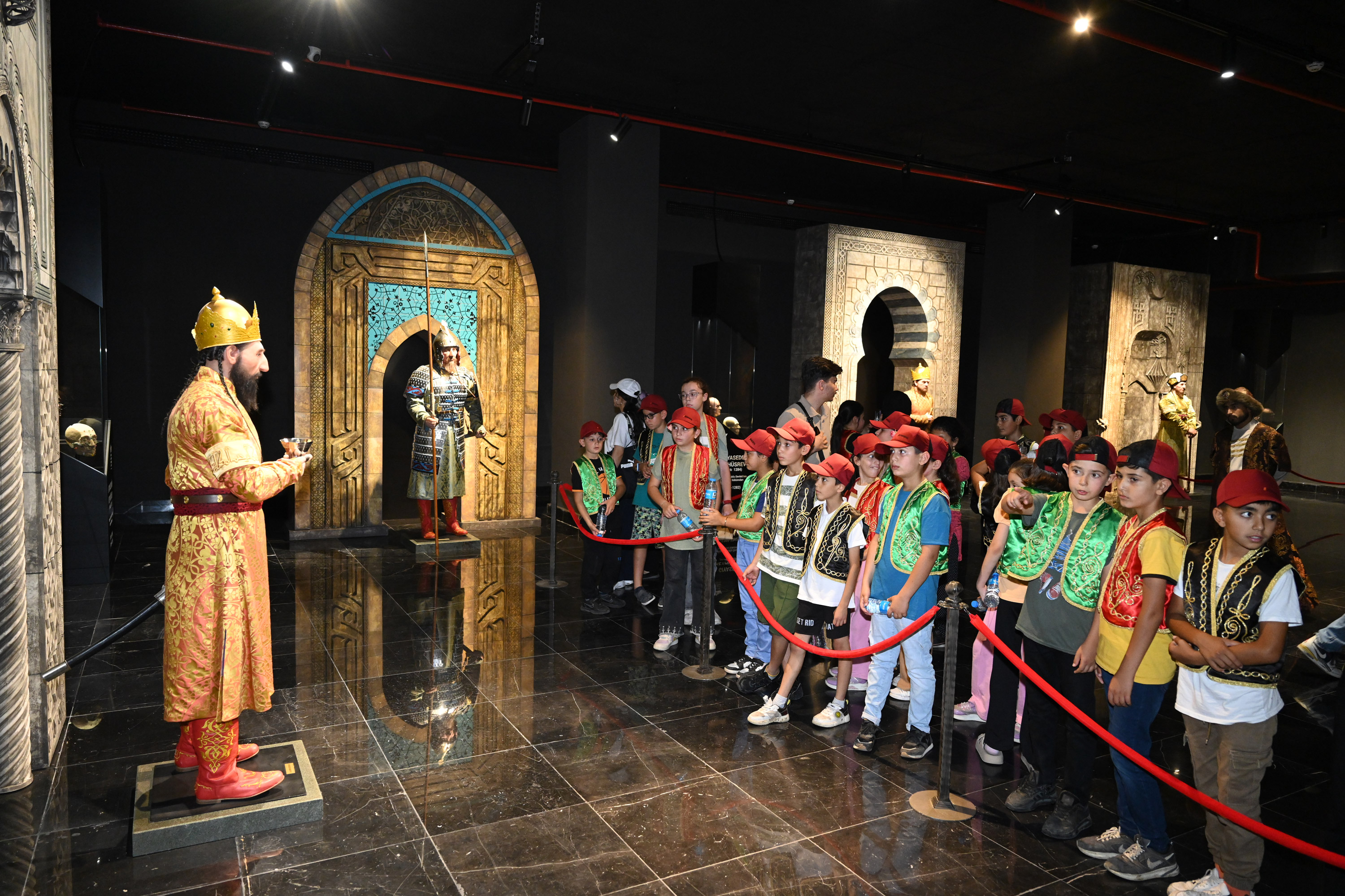 GENÇ KOMEK ÖĞRENCİLERİ KONYA’NIN TARİHİ ŞAHSİYETLERİNİ YAKINDAN TANIYOR