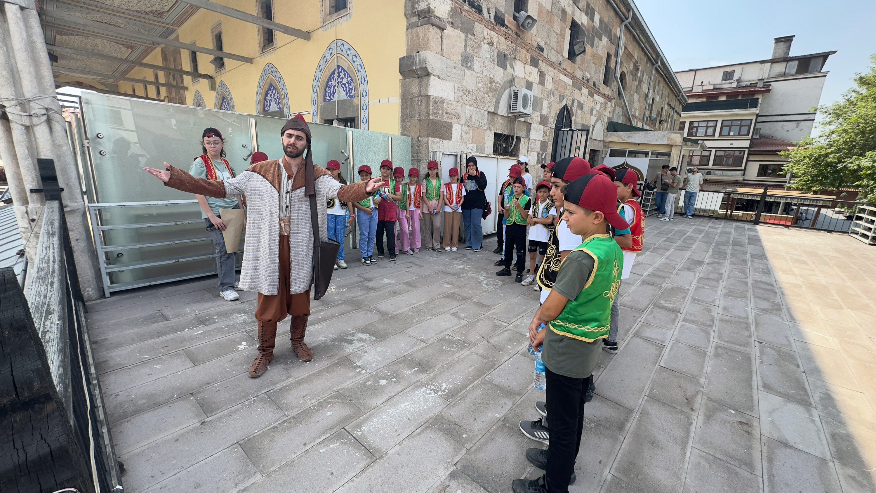 GENÇ KOMEK ÖĞRENCİLERİ KONYA’NIN TARİHİ ŞAHSİYETLERİNİ YAKINDAN TANIYOR