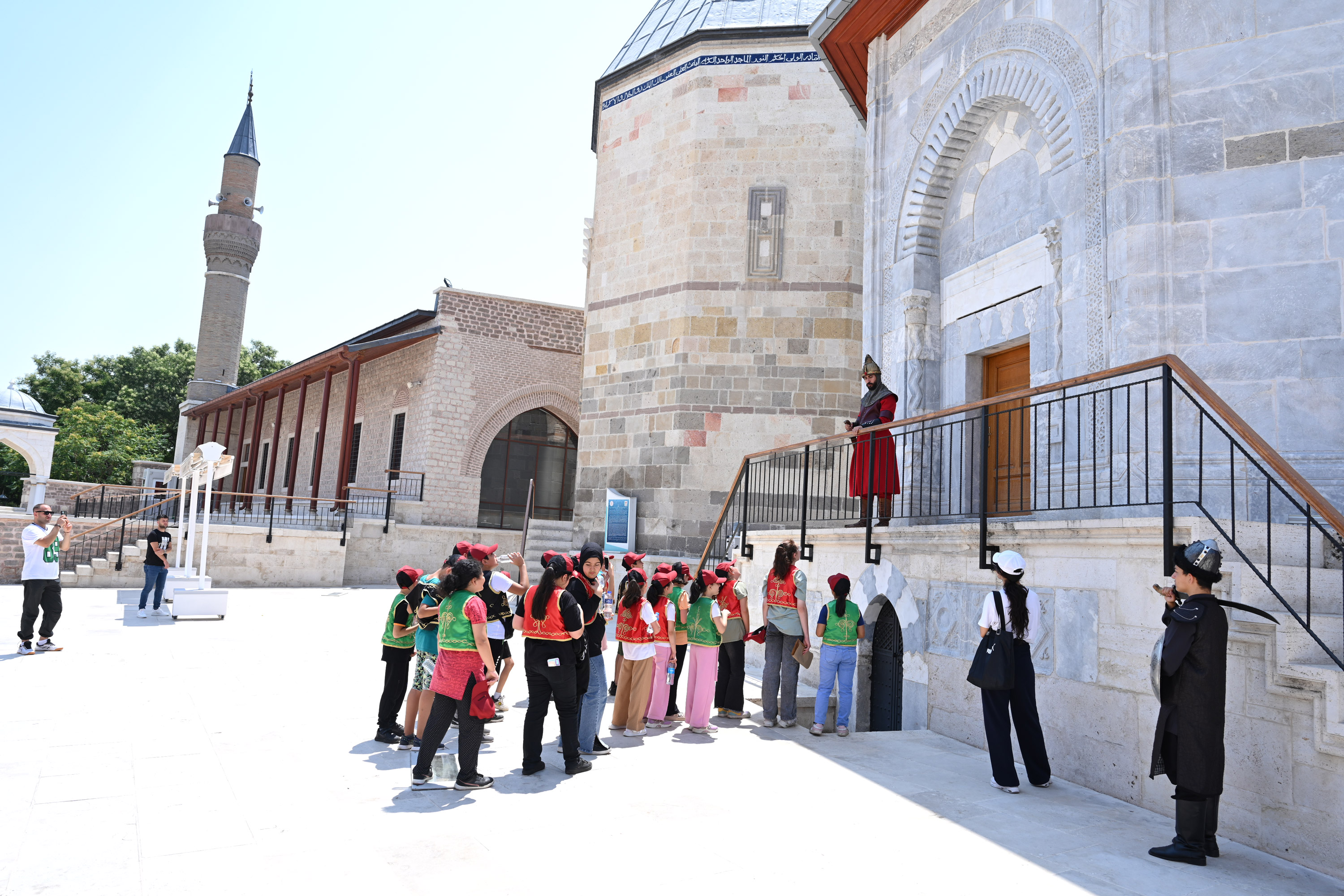 GENÇ KOMEK ÖĞRENCİLERİ KONYA’NIN TARİHİ ŞAHSİYETLERİNİ YAKINDAN TANIYOR