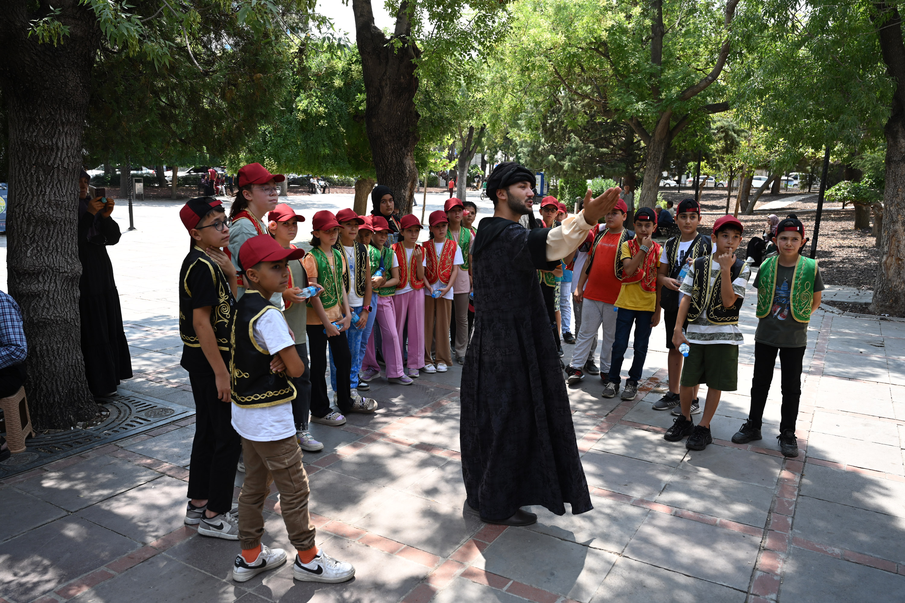 GENÇ KOMEK ÖĞRENCİLERİ KONYA’NIN TARİHİ ŞAHSİYETLERİNİ YAKINDAN TANIYOR