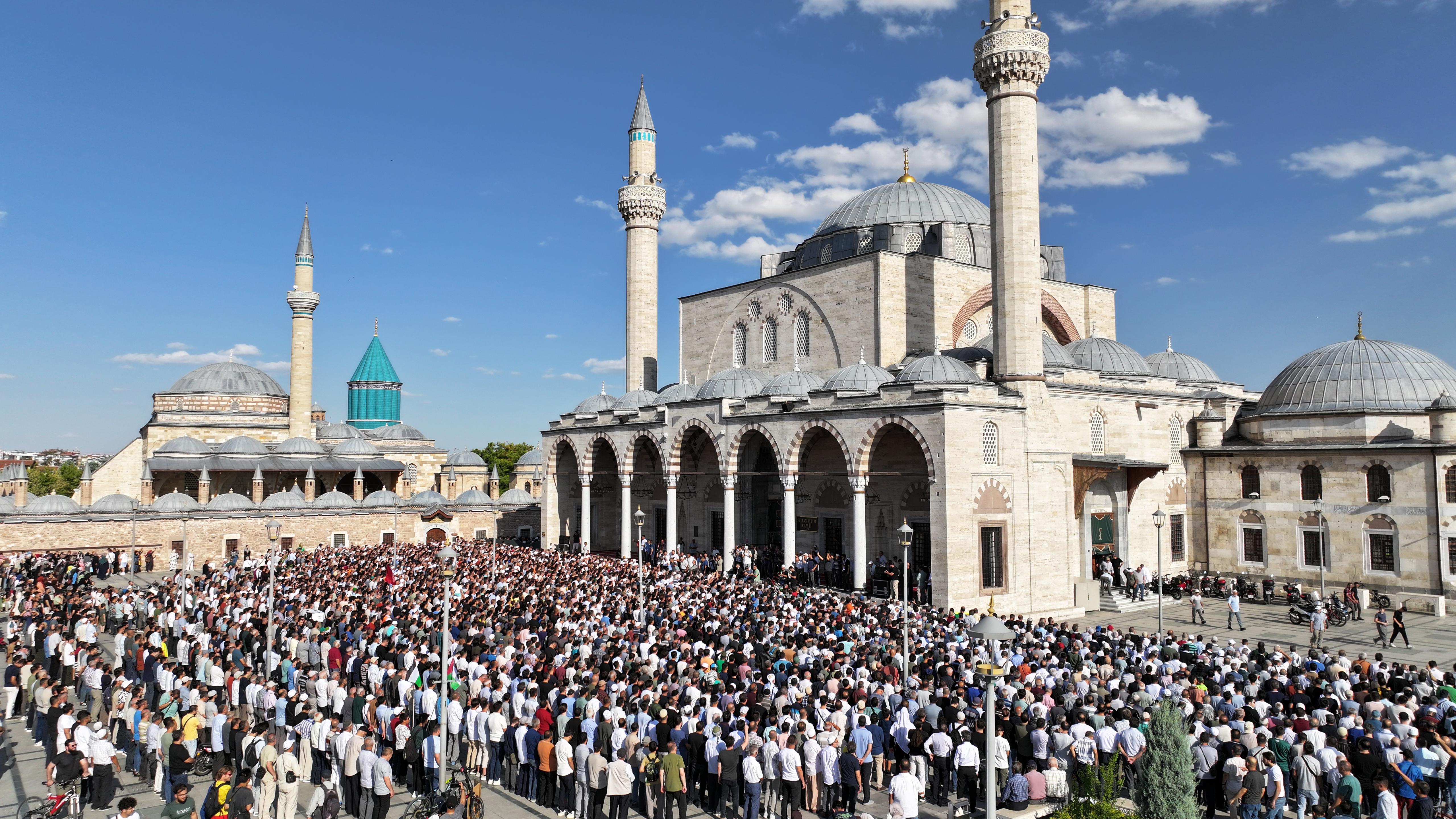 BİNLERCE KONYALI ŞEHİT İSMAİL HENİYYE İÇİN GIYABİ CENAZE NAMAZINDA BULUŞTU