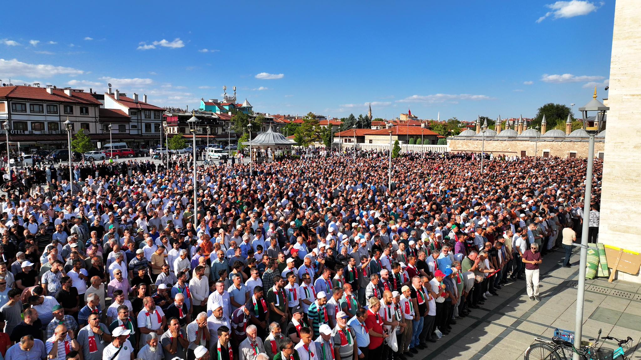 BİNLERCE KONYALI ŞEHİT İSMAİL HENİYYE İÇİN GIYABİ CENAZE NAMAZINDA BULUŞTU