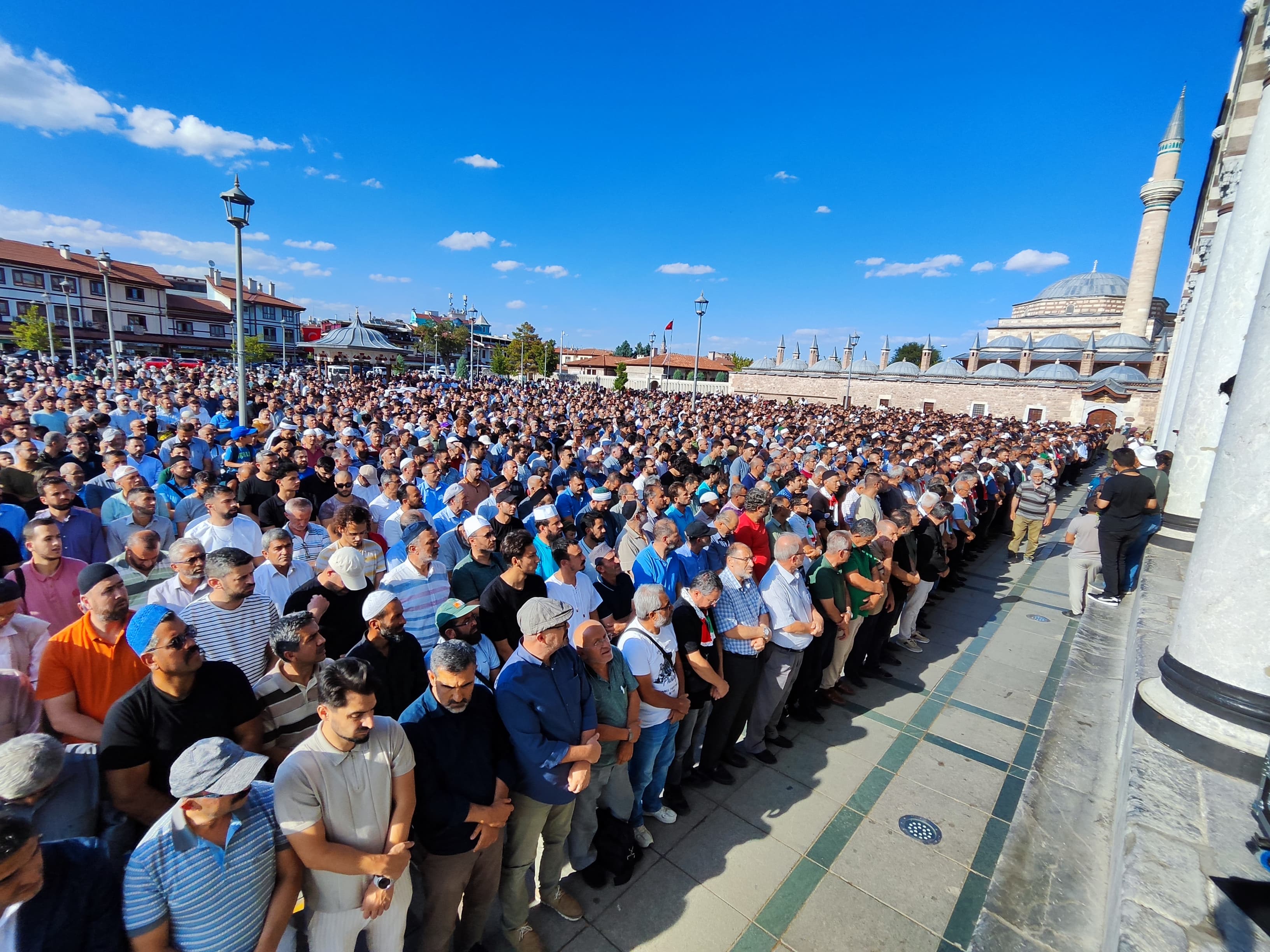 BİNLERCE KONYALI ŞEHİT İSMAİL HENİYYE İÇİN GIYABİ CENAZE NAMAZINDA BULUŞTU