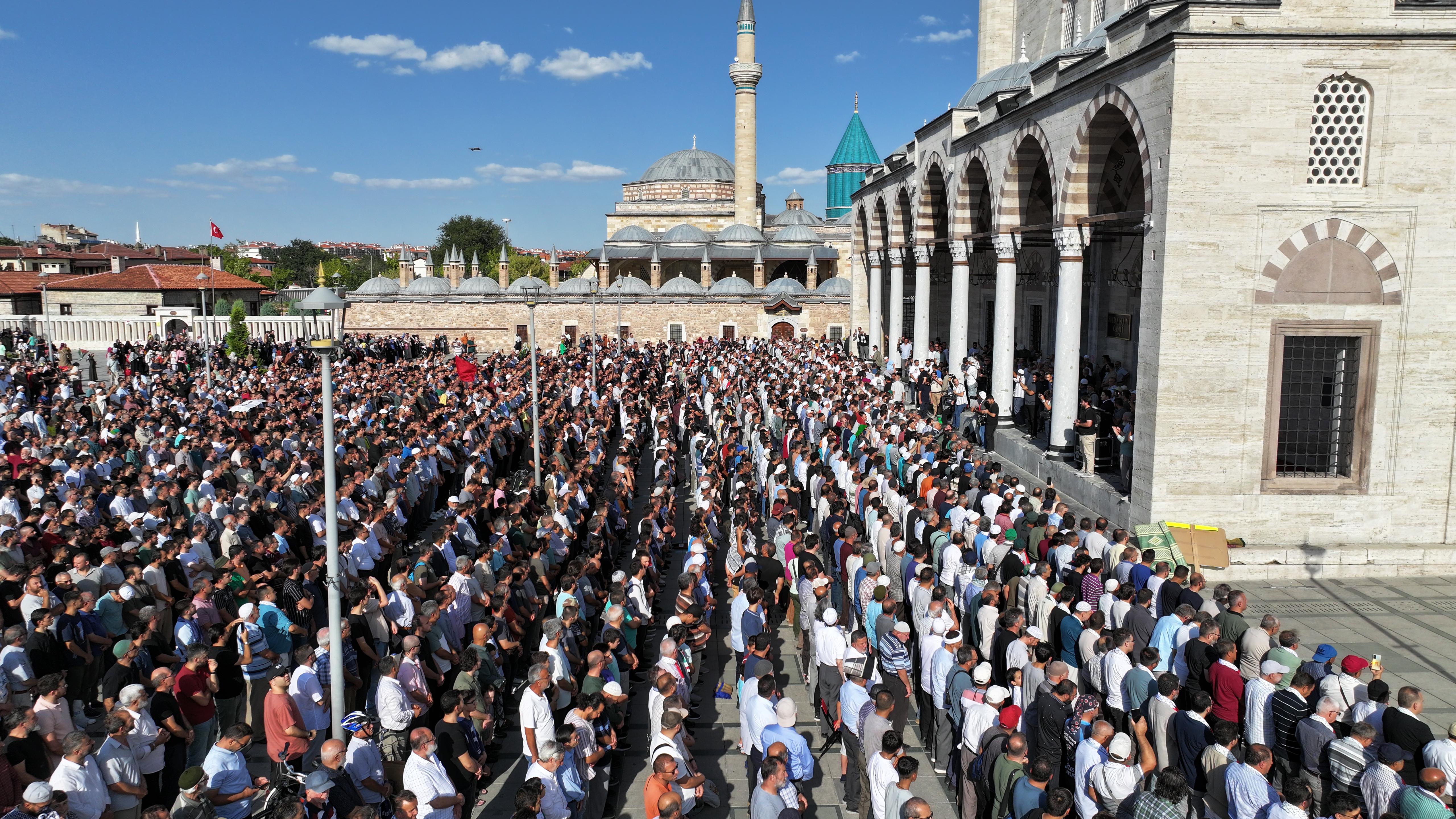 BİNLERCE KONYALI ŞEHİT İSMAİL HENİYYE İÇİN GIYABİ CENAZE NAMAZINDA BULUŞTU