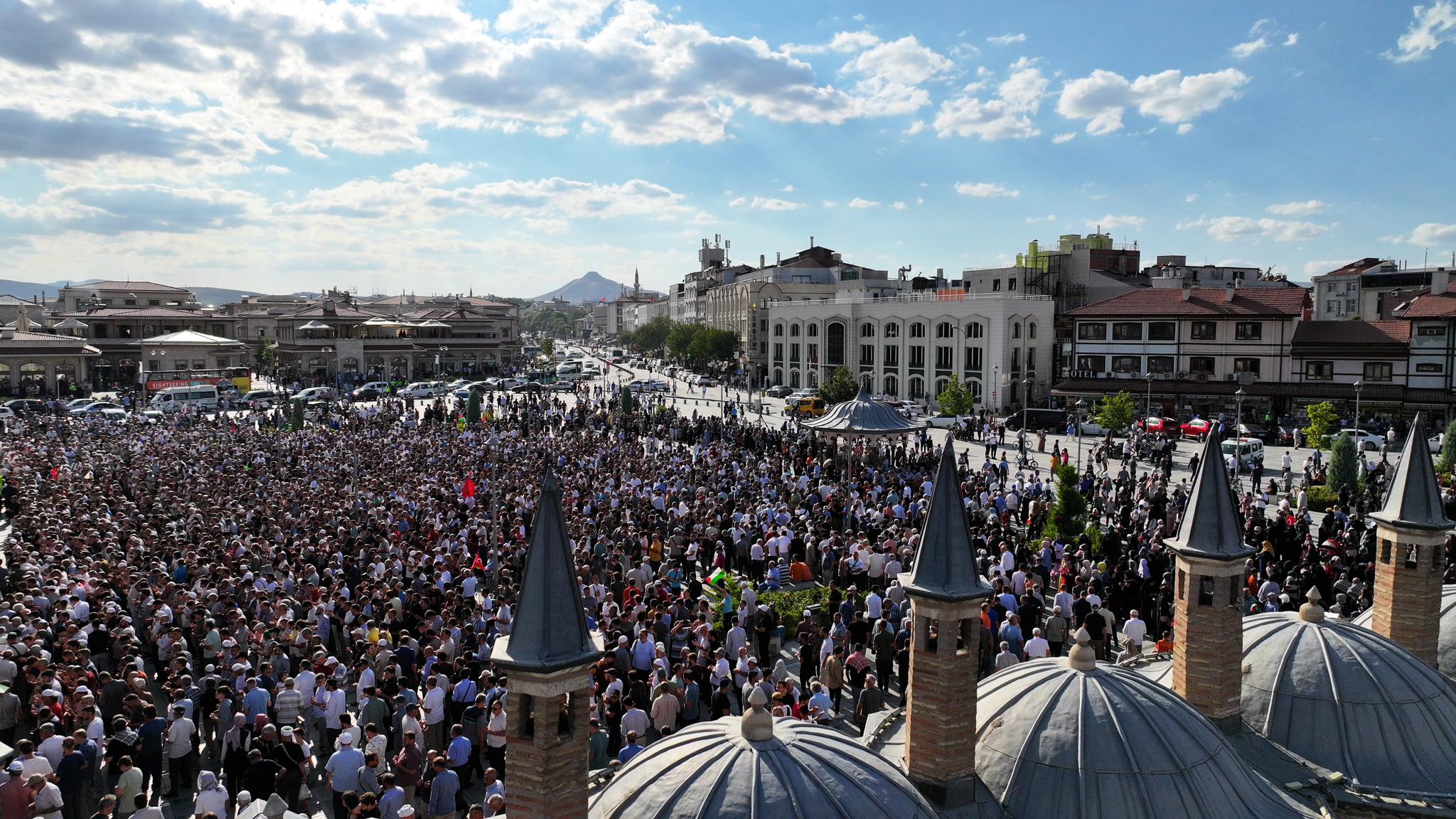 BİNLERCE KONYALI ŞEHİT İSMAİL HENİYYE İÇİN GIYABİ CENAZE NAMAZINDA BULUŞTU