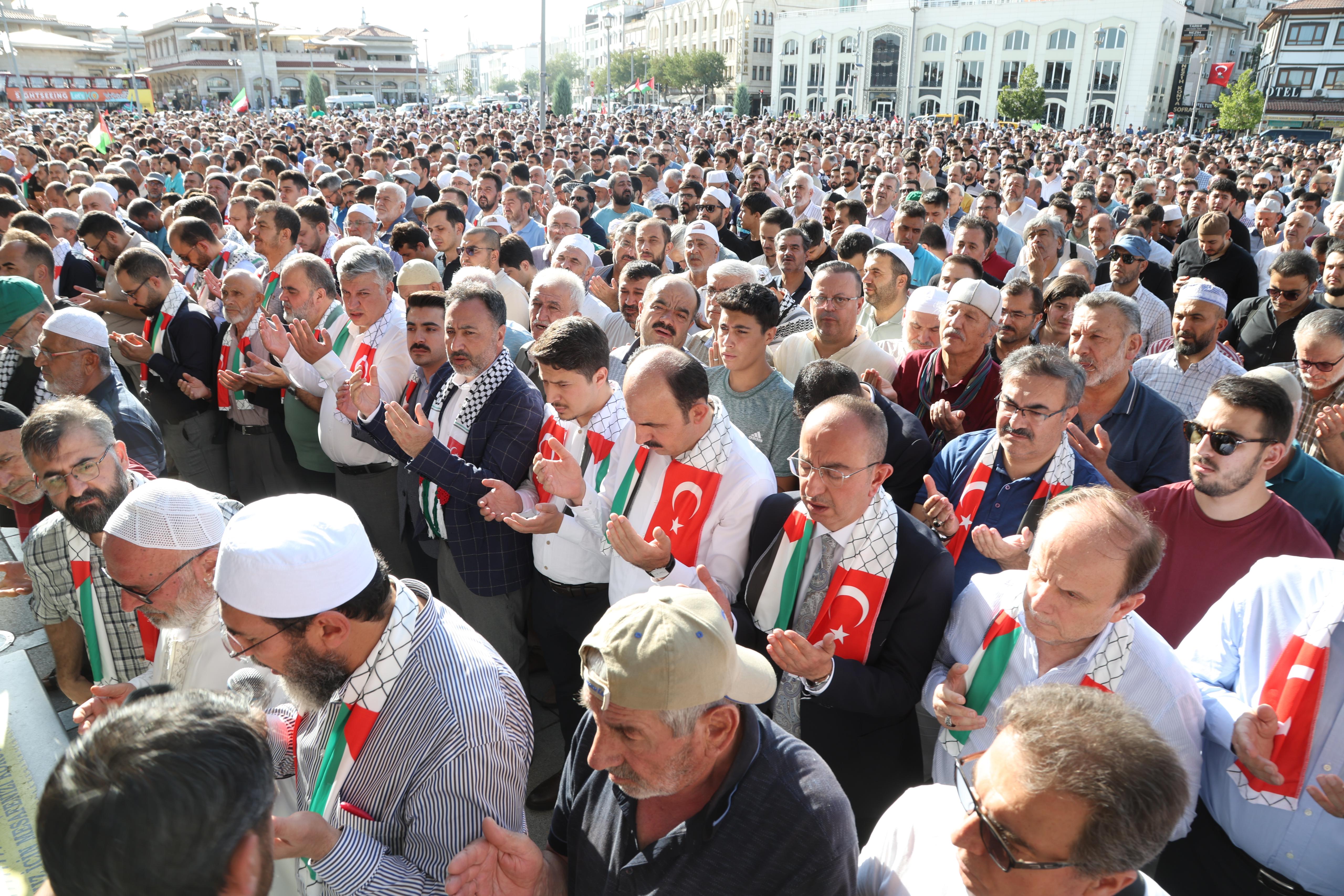 BİNLERCE KONYALI ŞEHİT İSMAİL HENİYYE İÇİN GIYABİ CENAZE NAMAZINDA BULUŞTU