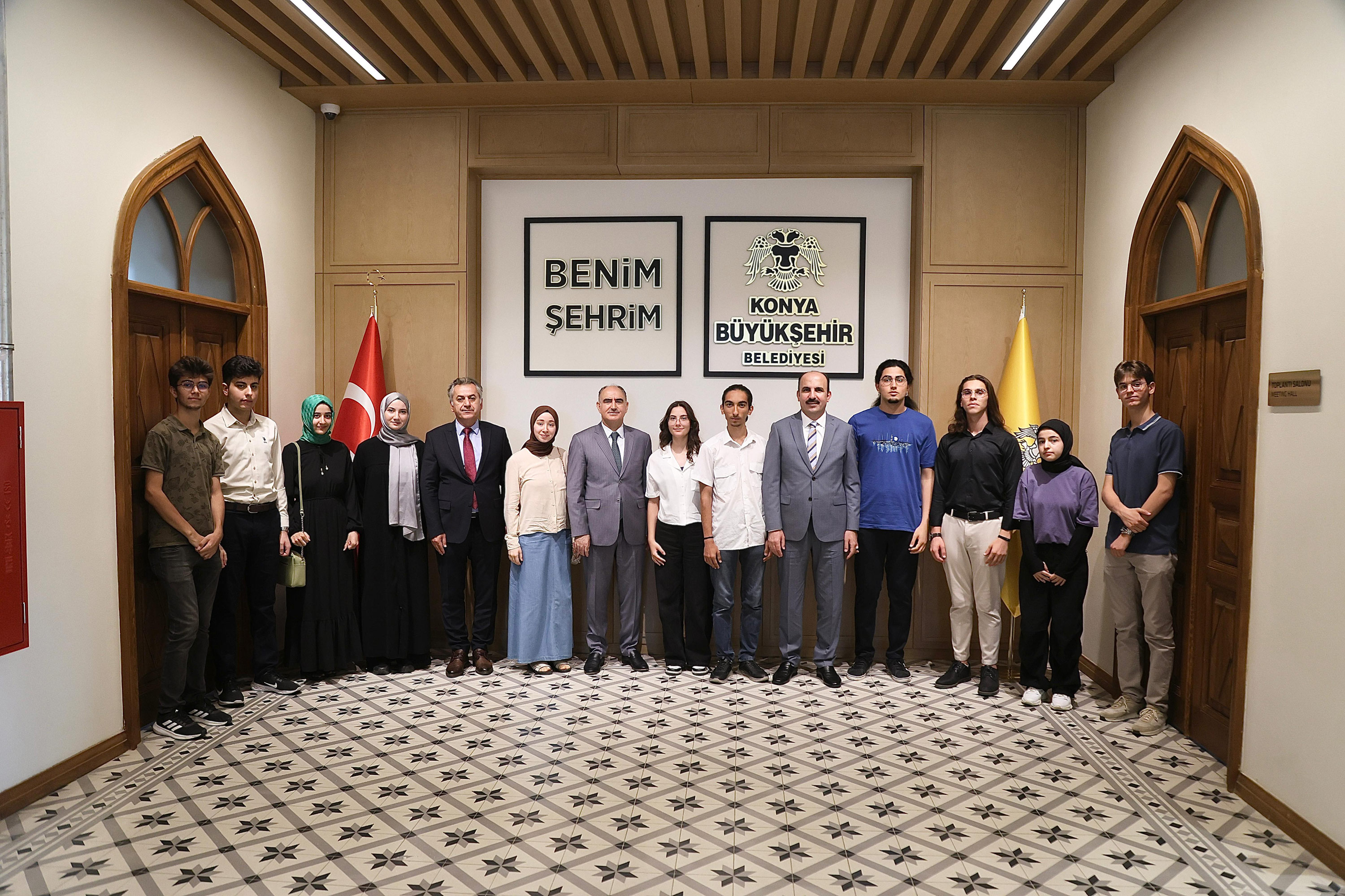 YKS’DE İLK 100’E GİREN ÖĞRENCİLER VALİ ÖZKAN VE BAŞKAN ALTAY’LA BULUŞTU