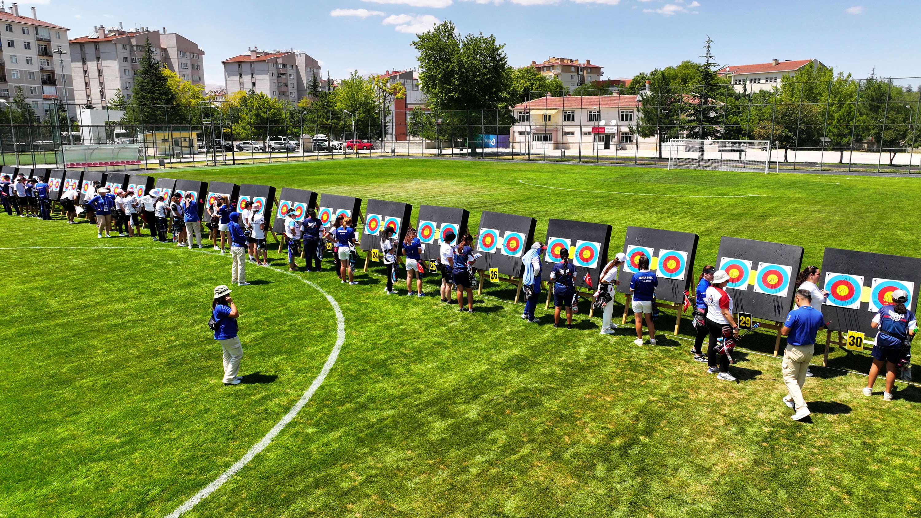 KONYA BÜYÜKŞEHİR İLLER ARASI OKÇULUK TURNUVASI’NDA SPORCULAR HEDEFİ ON İKİDEN VURMAK İÇİN YARIŞTI