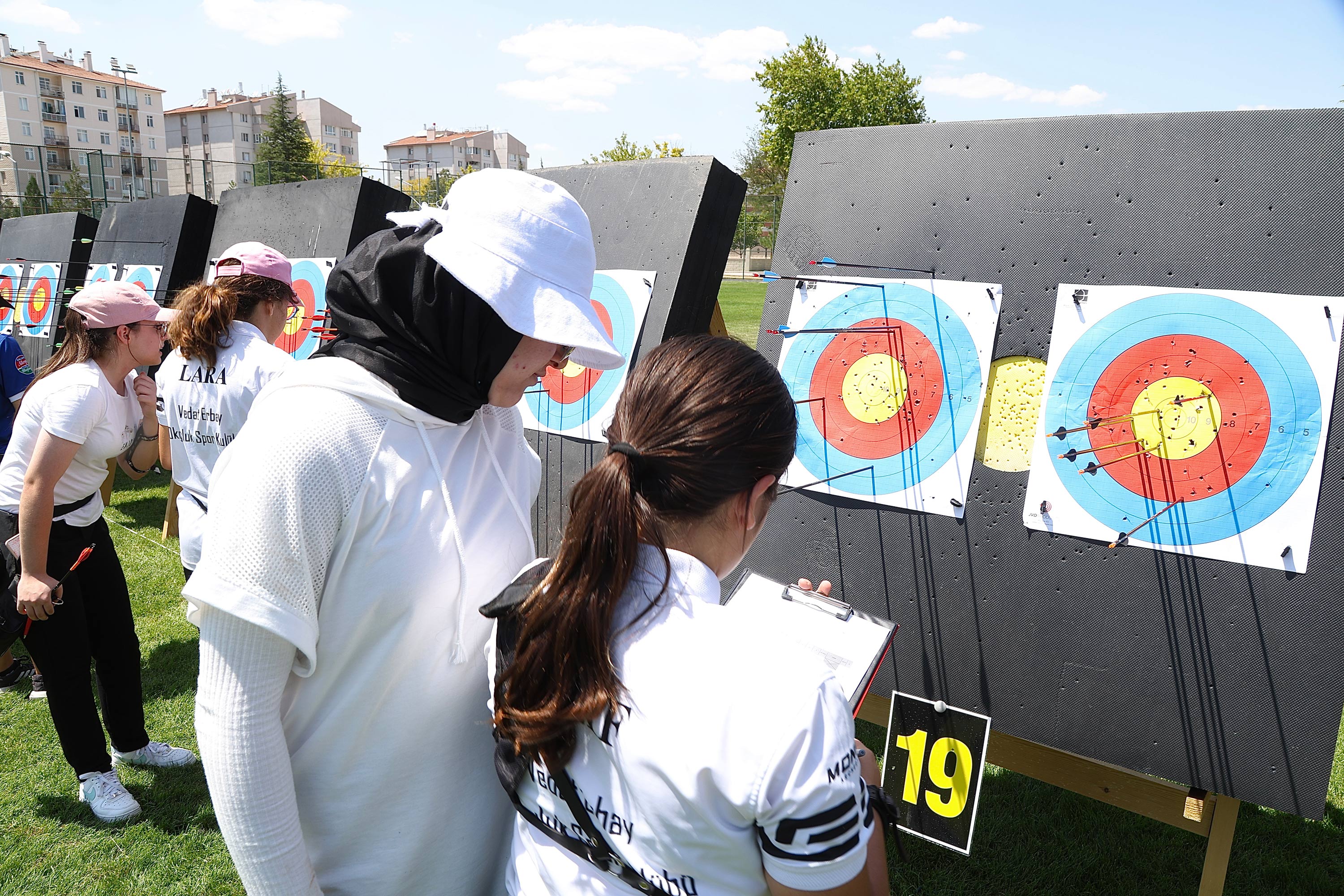 KONYA BÜYÜKŞEHİR İLLER ARASI OKÇULUK TURNUVASI’NDA SPORCULAR HEDEFİ ON İKİDEN VURMAK İÇİN YARIŞTI