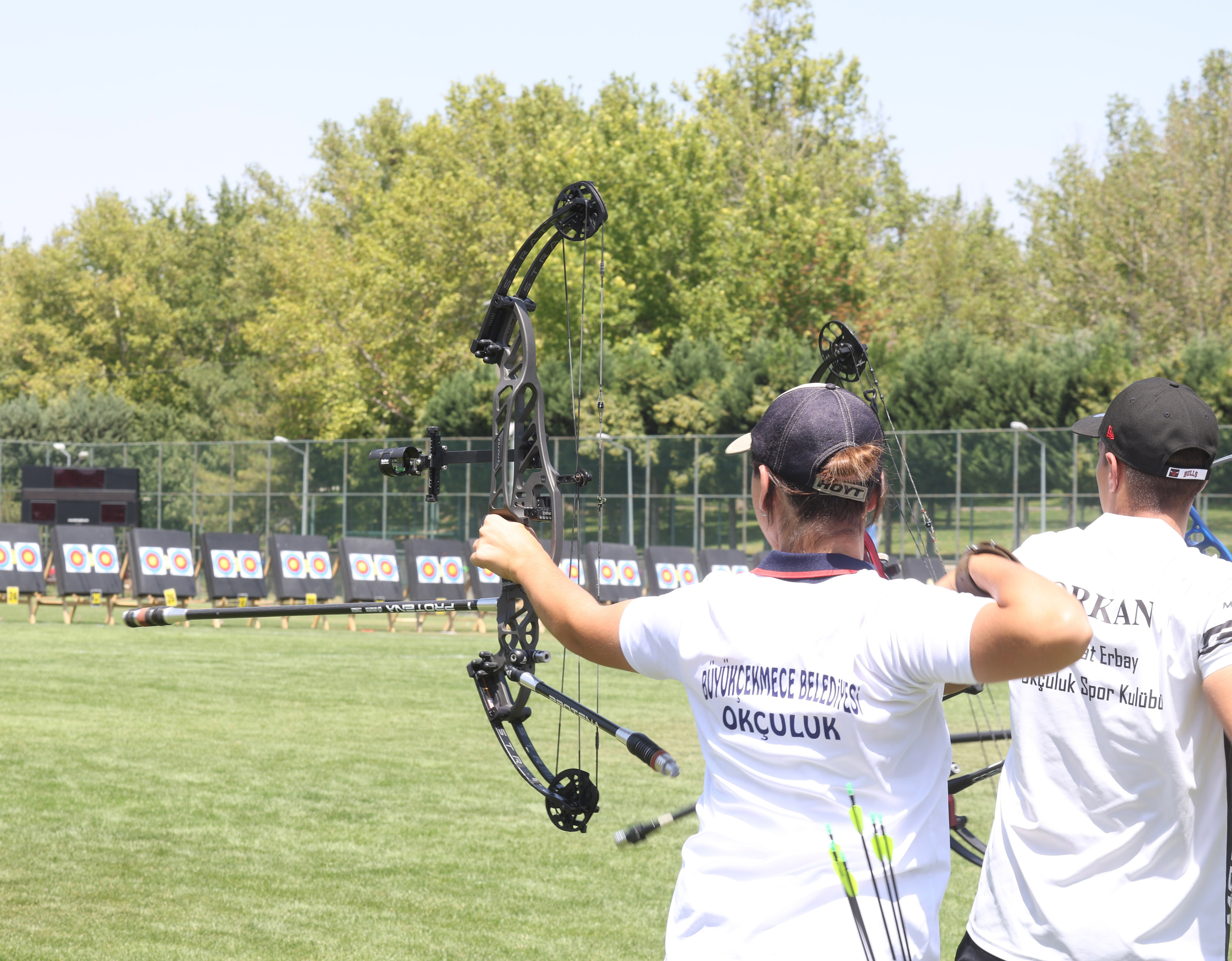 KONYA BÜYÜKŞEHİR İLLER ARASI OKÇULUK TURNUVASI’NDA SPORCULAR HEDEFİ ON İKİDEN VURMAK İÇİN YARIŞTI
