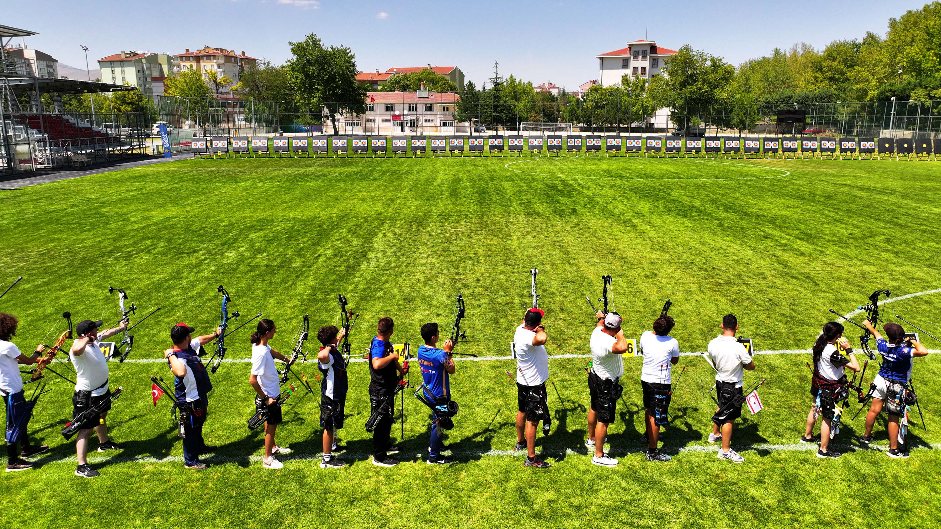 KONYA BÜYÜKŞEHİR İLLER ARASI OKÇULUK TURNUVASI’NDA SPORCULAR HEDEFİ ON İKİDEN VURMAK İÇİN YARIŞTI