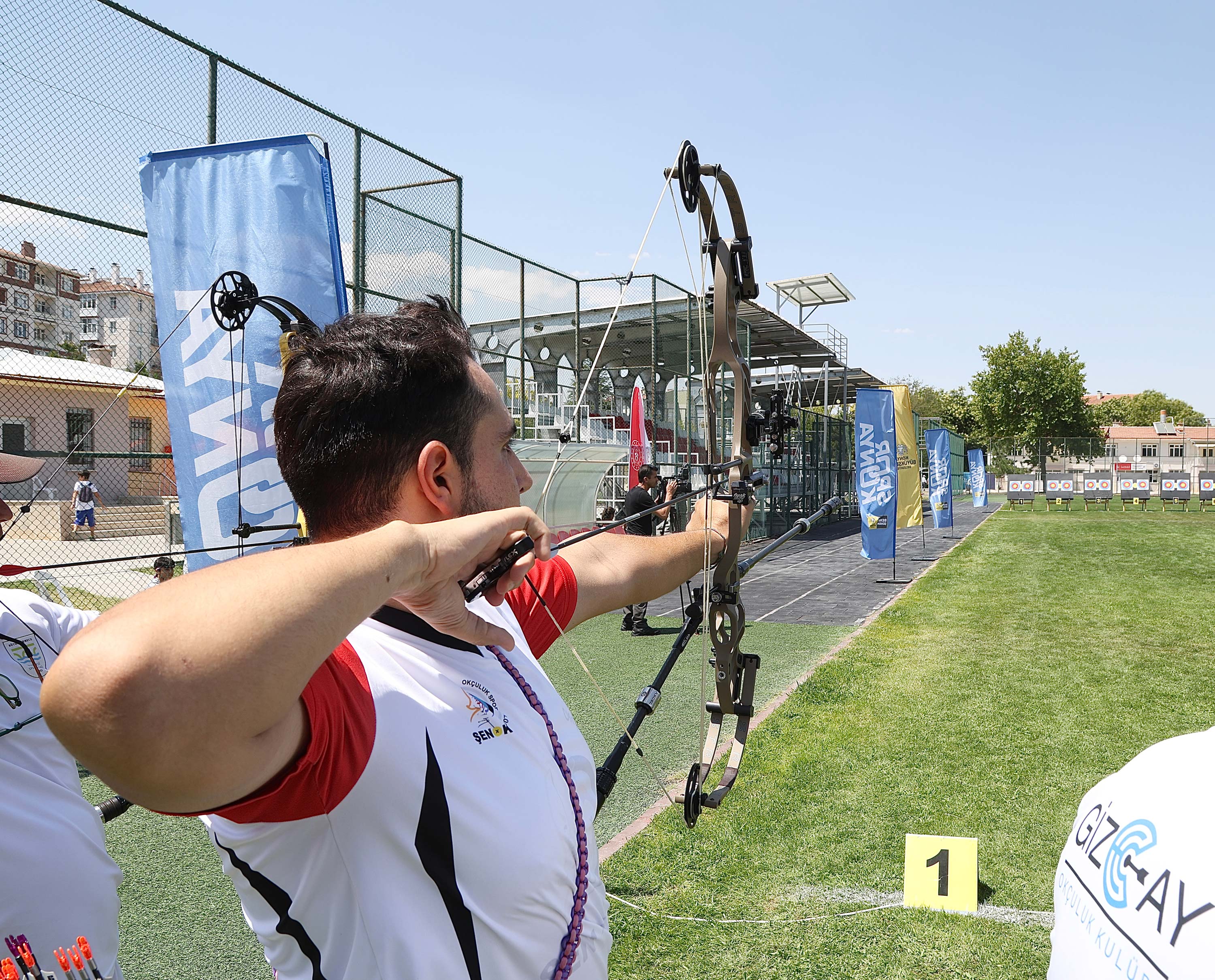 KONYA BÜYÜKŞEHİR İLLER ARASI OKÇULUK TURNUVASI’NDA SPORCULAR HEDEFİ ON İKİDEN VURMAK İÇİN YARIŞTI
