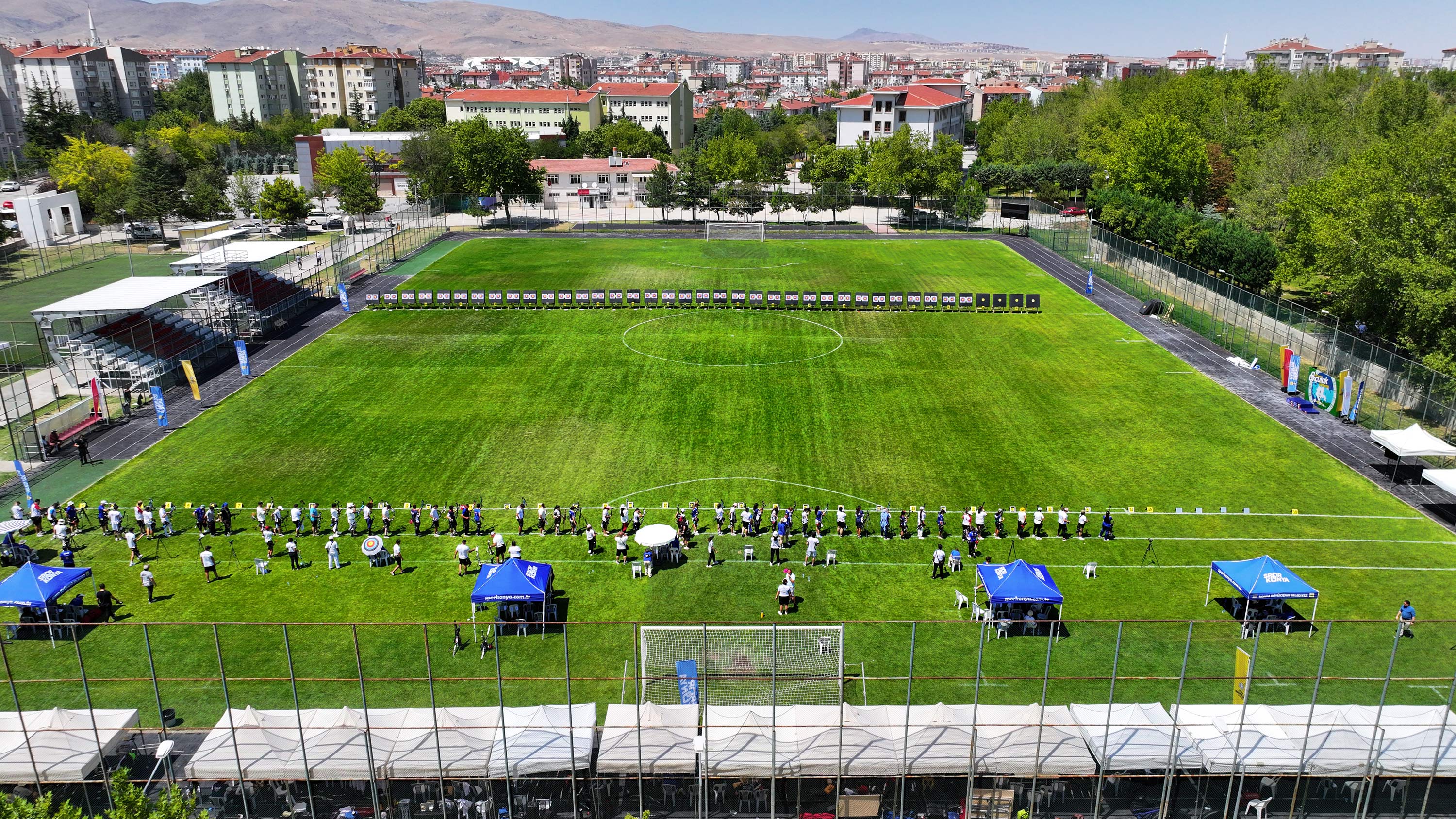 KONYA BÜYÜKŞEHİR İLLER ARASI OKÇULUK TURNUVASI’NDA SPORCULAR HEDEFİ ON İKİDEN VURMAK İÇİN YARIŞTI