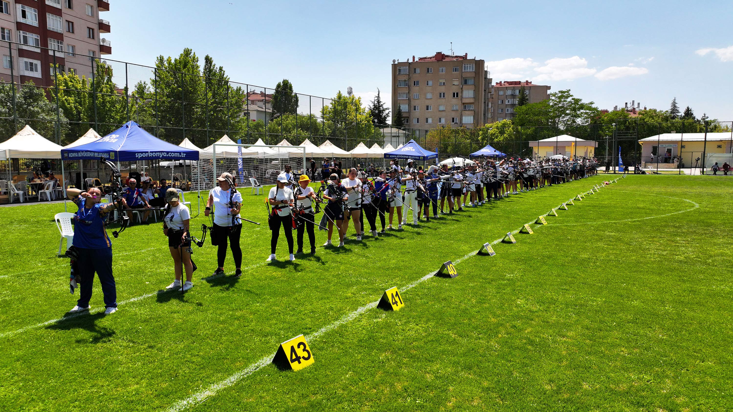KONYA BÜYÜKŞEHİR İLLER ARASI OKÇULUK TURNUVASI’NDA SPORCULAR HEDEFİ ON İKİDEN VURMAK İÇİN YARIŞTI