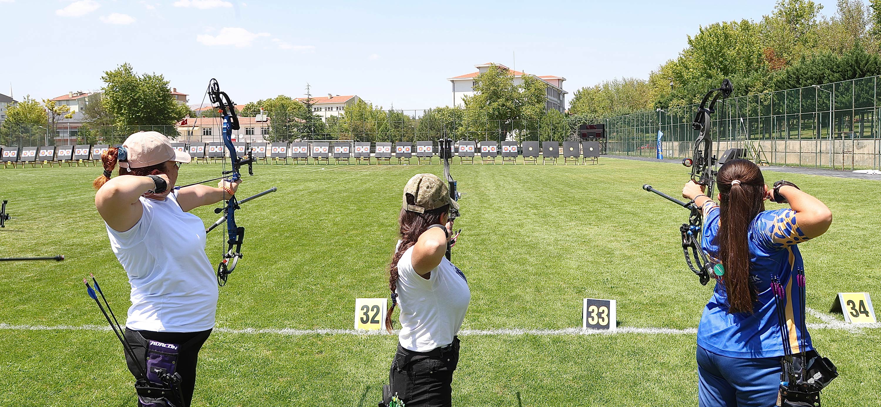 KONYA BÜYÜKŞEHİR İLLER ARASI OKÇULUK TURNUVASI’NDA SPORCULAR HEDEFİ ON İKİDEN VURMAK İÇİN YARIŞTI