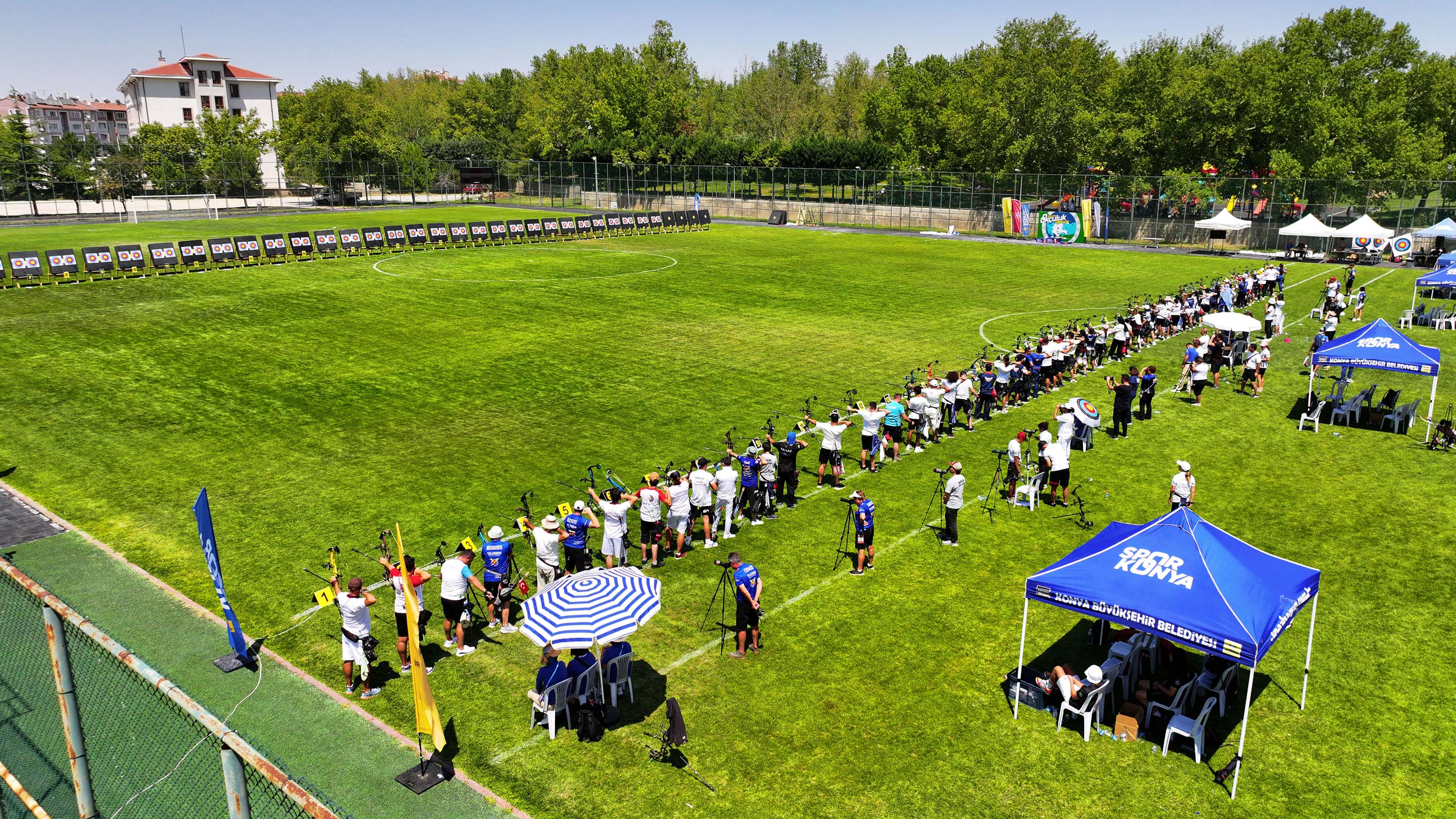 KONYA BÜYÜKŞEHİR İLLER ARASI OKÇULUK TURNUVASI’NDA SPORCULAR HEDEFİ ON İKİDEN VURMAK İÇİN YARIŞTI