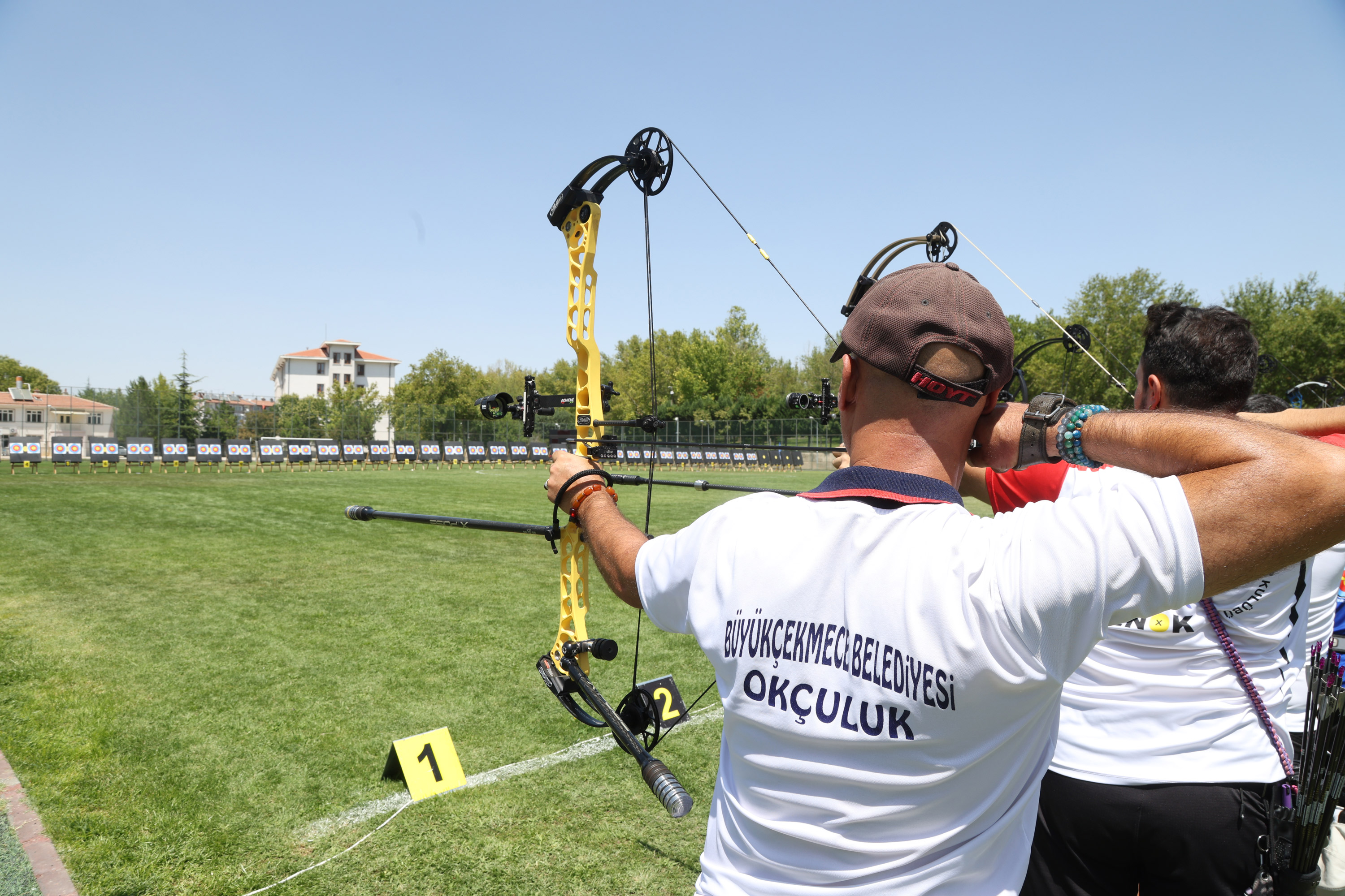 KONYA BÜYÜKŞEHİR İLLER ARASI OKÇULUK TURNUVASI’NDA SPORCULAR HEDEFİ ON İKİDEN VURMAK İÇİN YARIŞTI