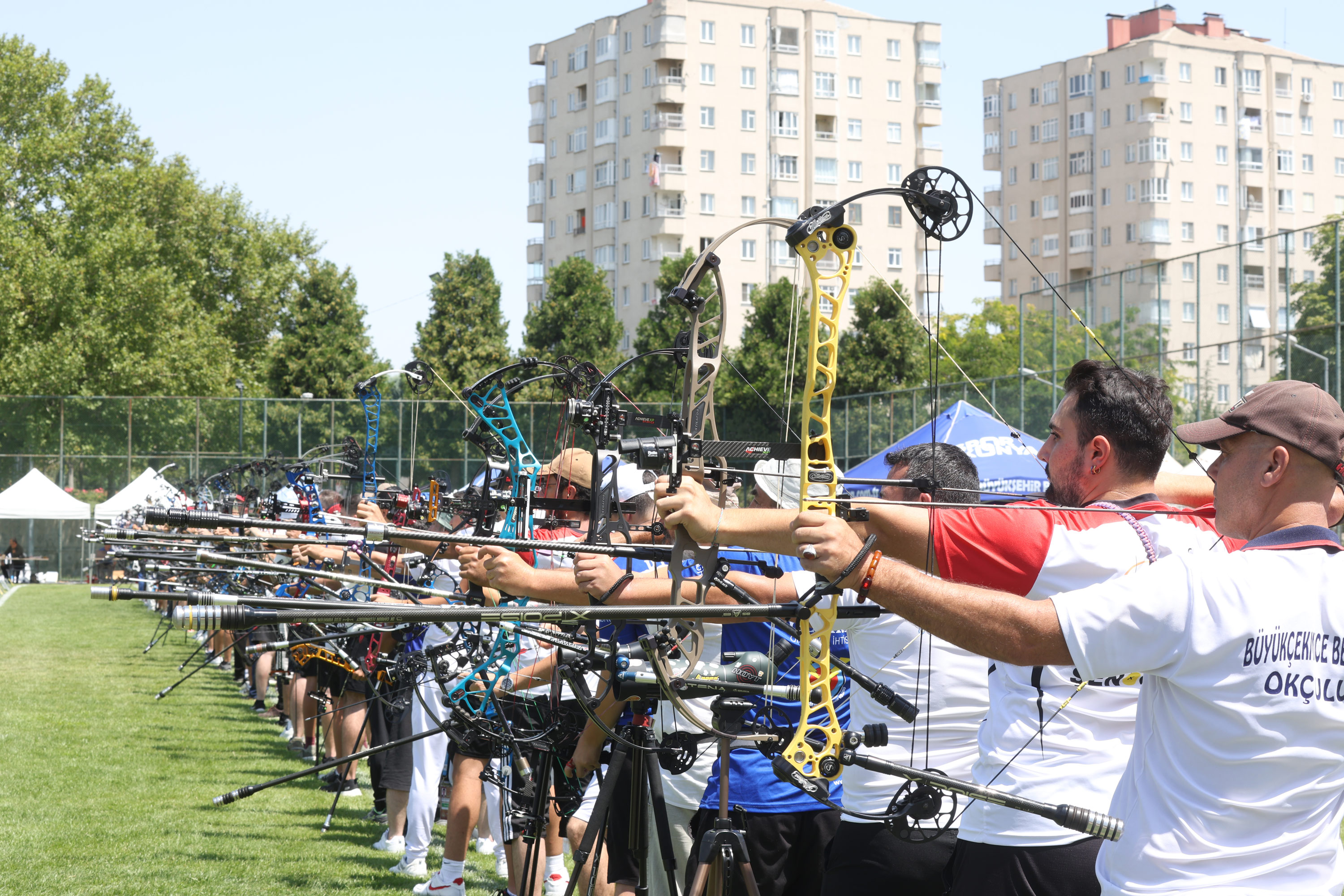 KONYA BÜYÜKŞEHİR İLLER ARASI OKÇULUK TURNUVASI’NDA SPORCULAR HEDEFİ ON İKİDEN VURMAK İÇİN YARIŞTI