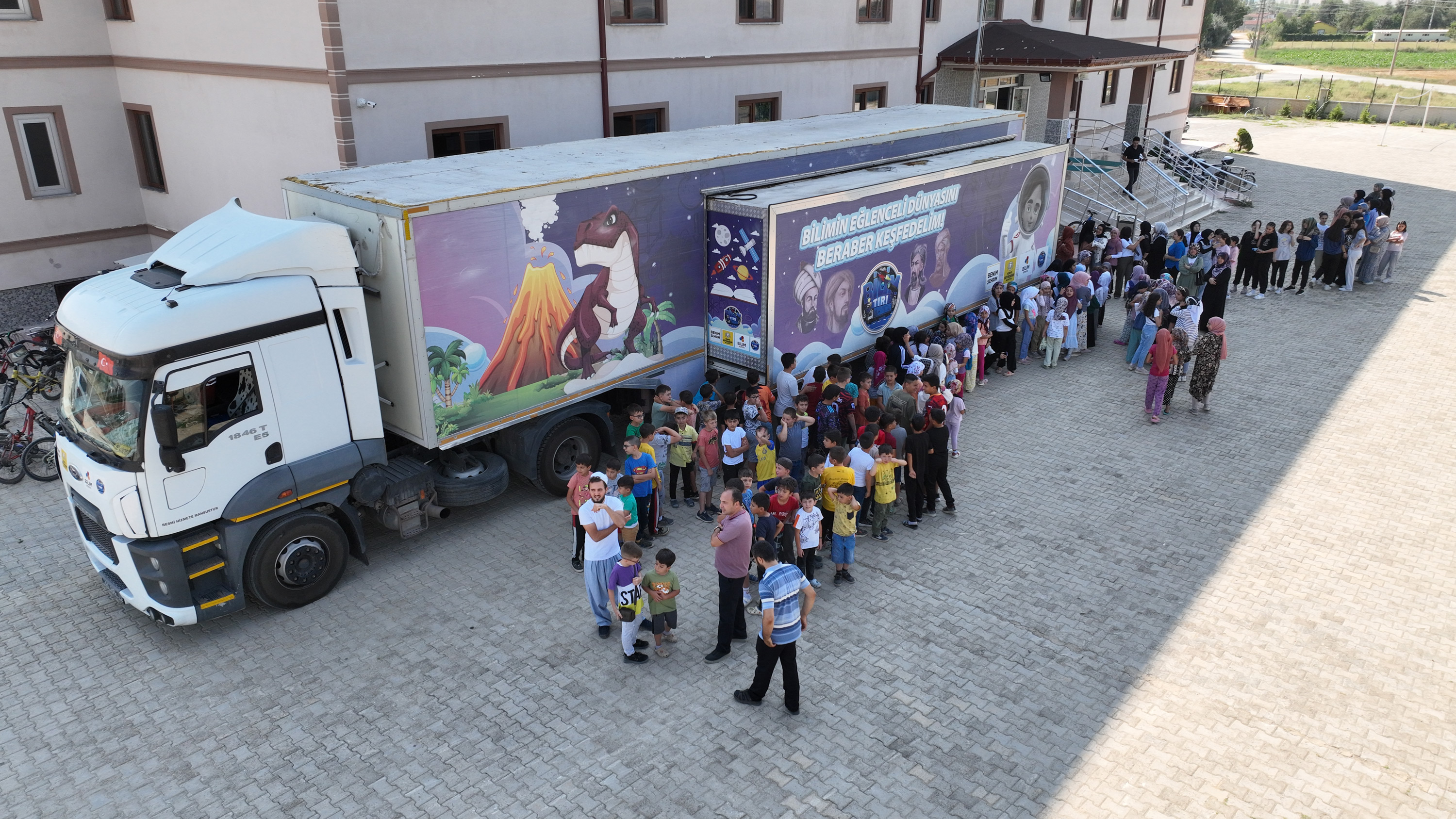 KONYA BÜYÜKŞEHİR BİLİM TIRI YAZ TATİLİNDE 31 İLÇEDE 17 BİN ÖĞRENCİYE ULAŞTI