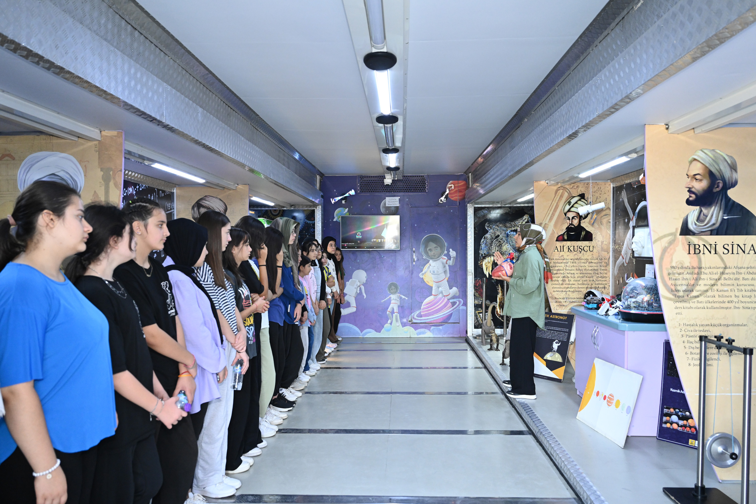 KONYA BÜYÜKŞEHİR BİLİM TIRI YAZ TATİLİNDE 31 İLÇEDE 17 BİN ÖĞRENCİYE ULAŞTI
