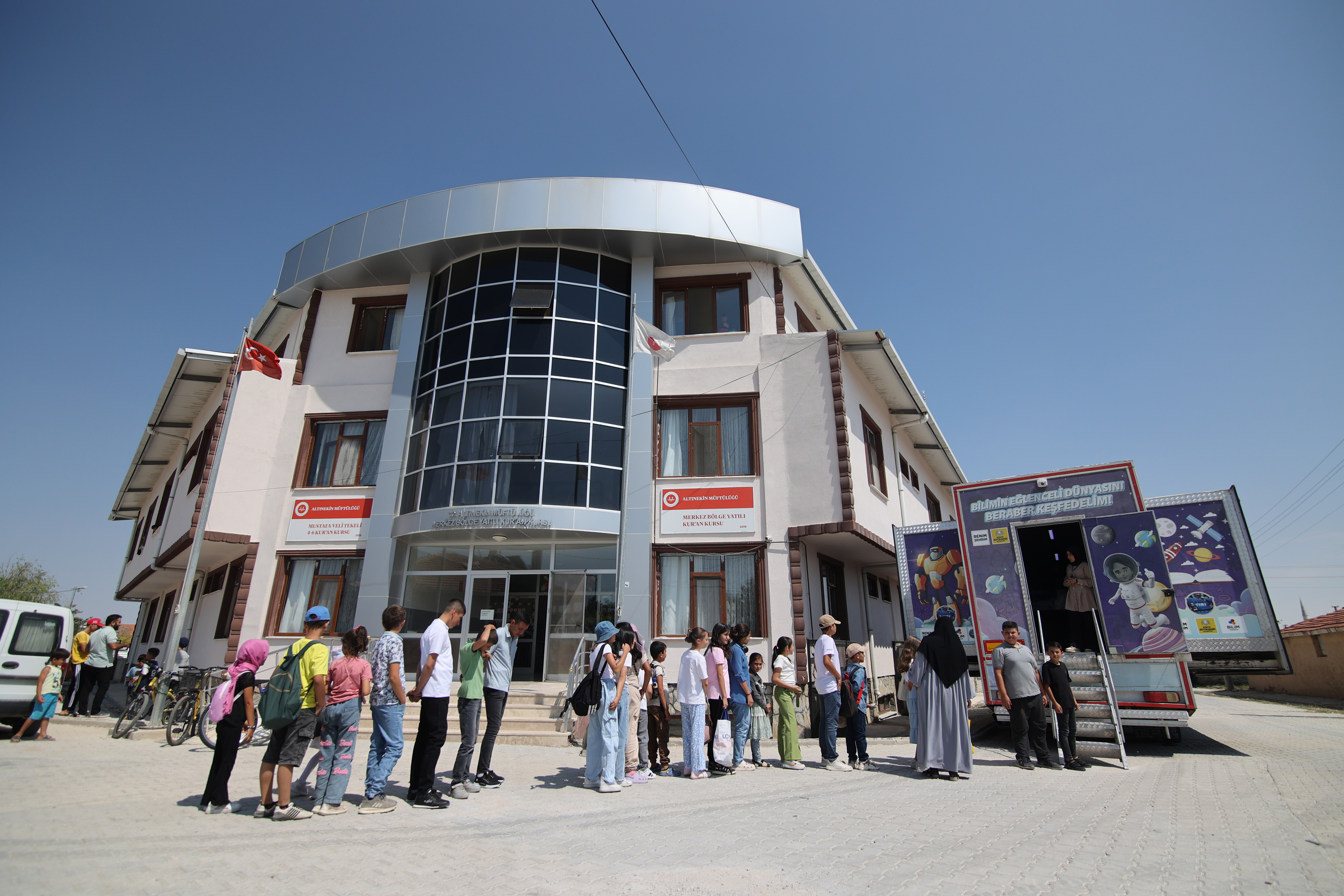 KONYA BÜYÜKŞEHİR BİLİM TIRI YAZ TATİLİNDE 31 İLÇEDE 17 BİN ÖĞRENCİYE ULAŞTI