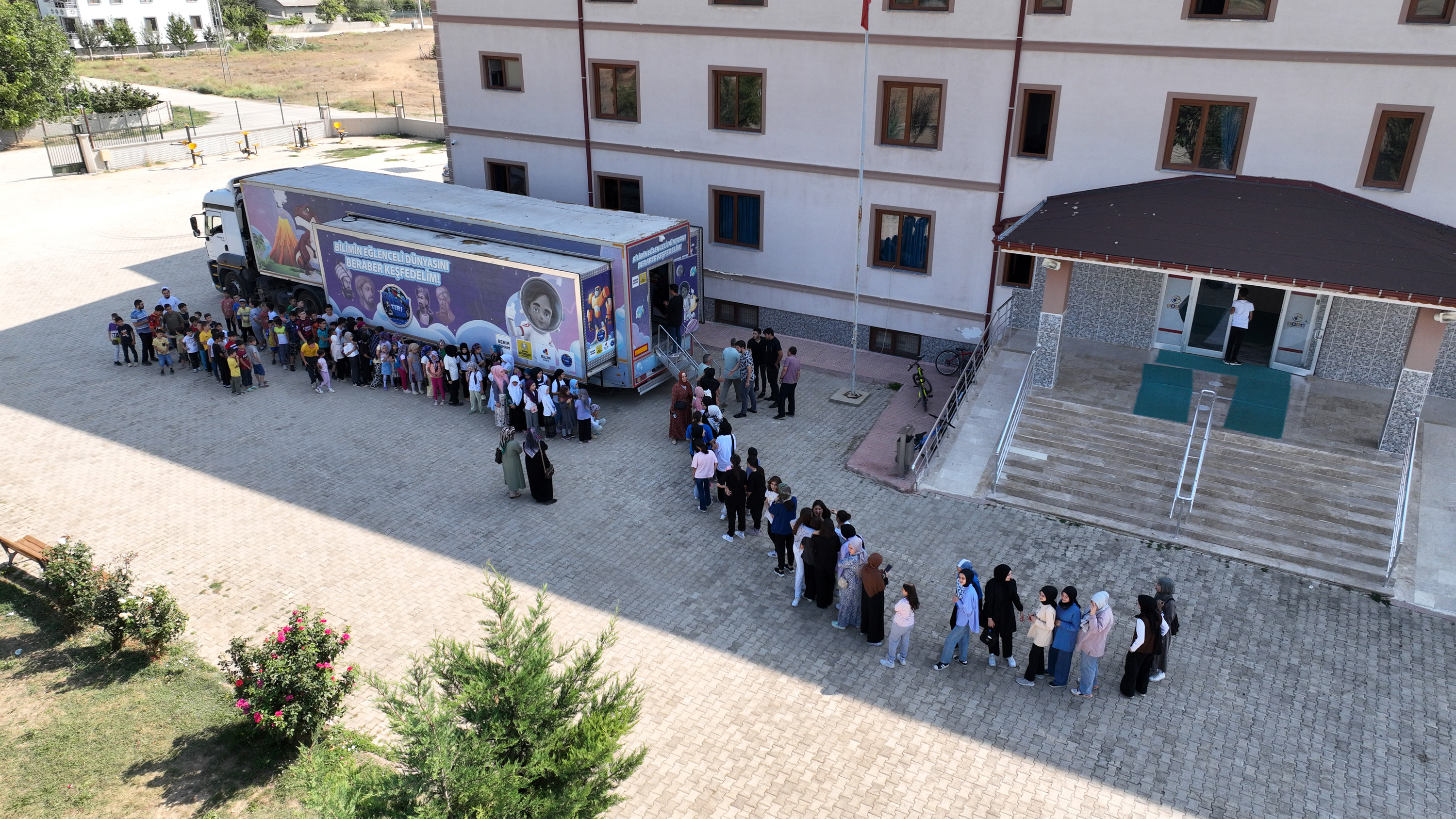 KONYA BÜYÜKŞEHİR BİLİM TIRI YAZ TATİLİNDE 31 İLÇEDE 17 BİN ÖĞRENCİYE ULAŞTI