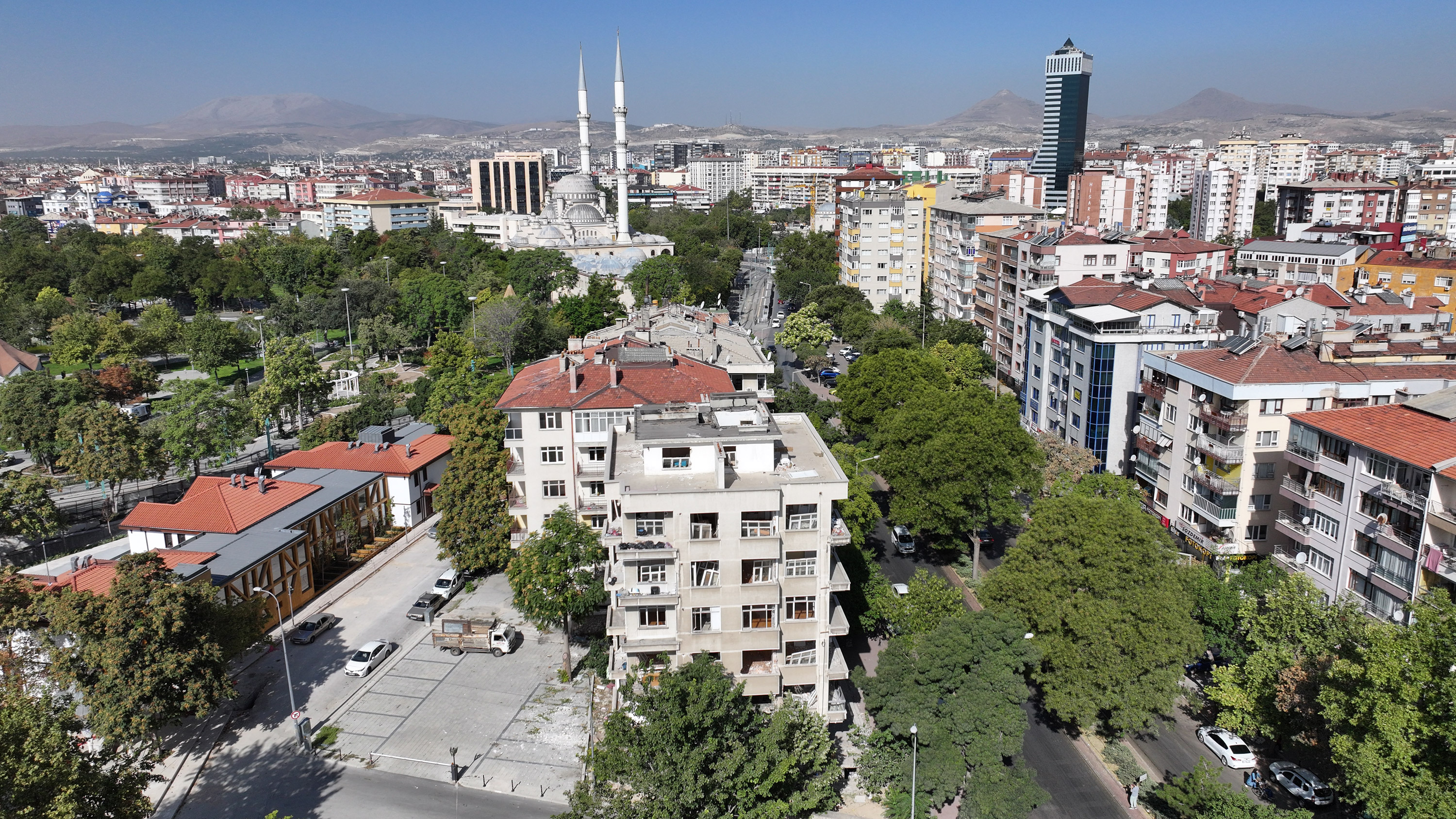 BAŞKAN ALTAY: “RİSKLİ BİNA STOĞUNU AZALTIYOR, YEŞİL DOKUYU ARTIRIYORUZ”