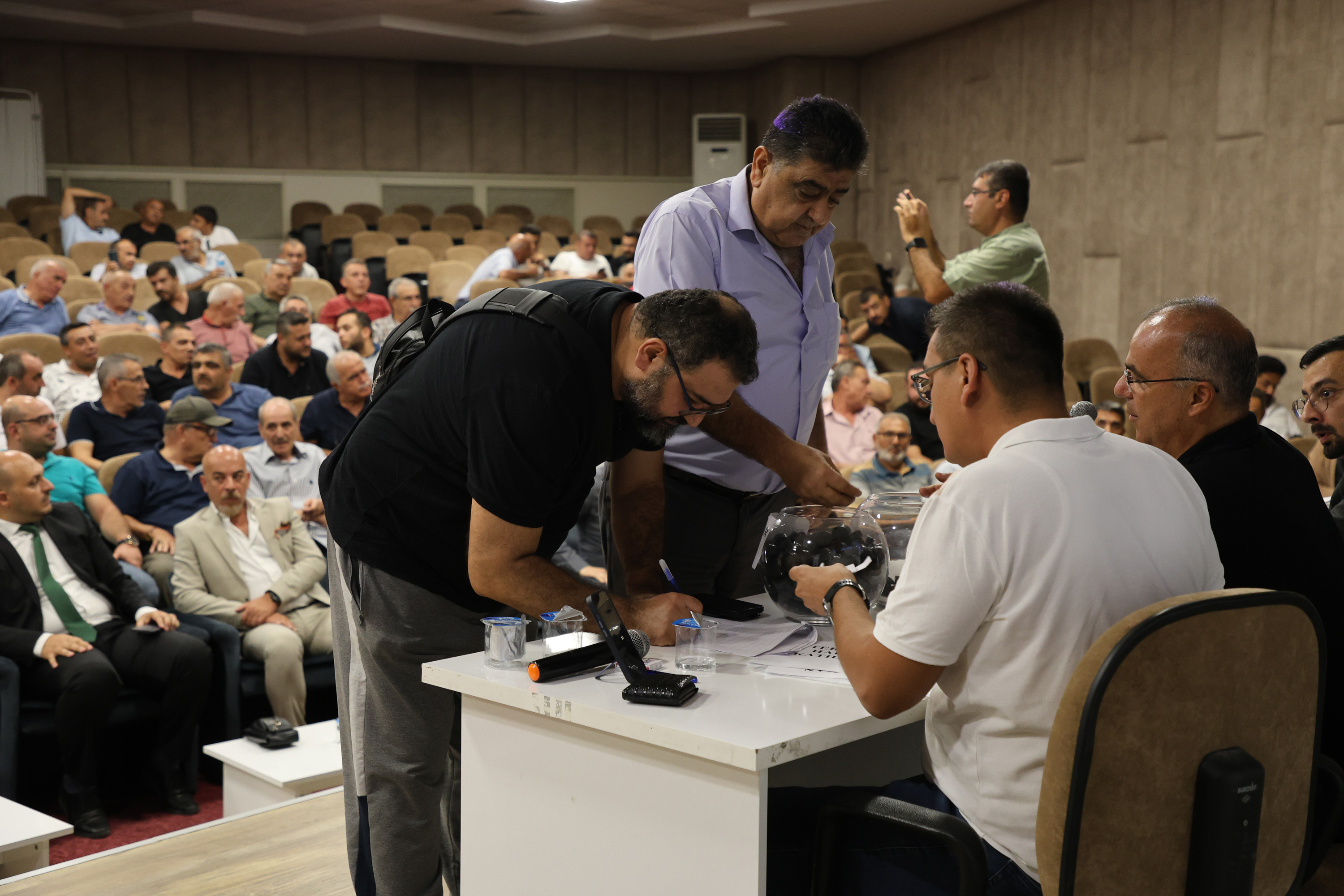 YENİ KAMYON GARAJI’NDA HAK SAHİBİ ESNAFLAR İÇİN KURALAR ÇEKİLDİ