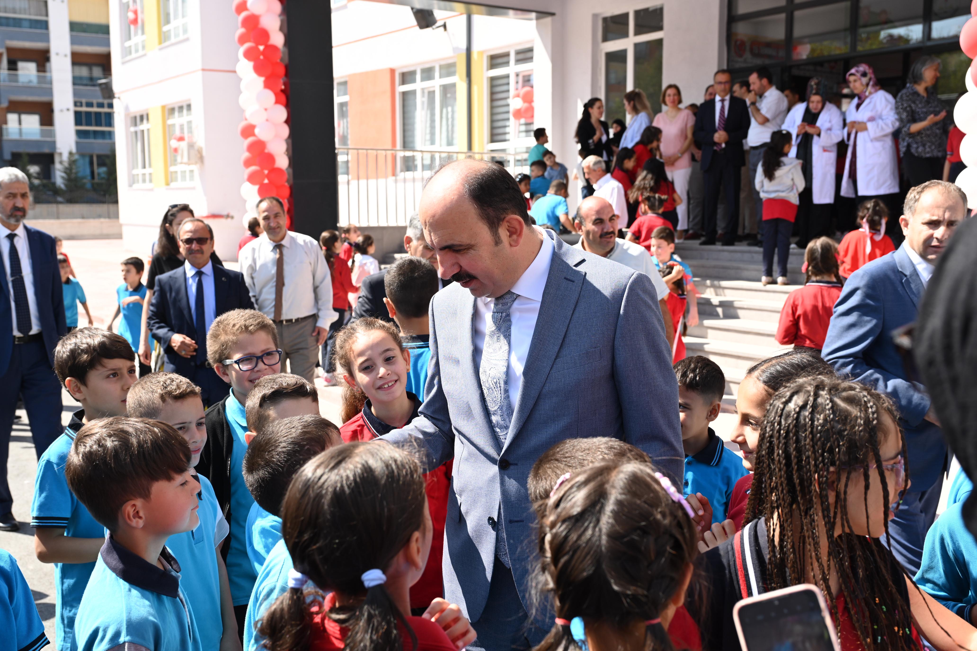 BAŞKAN ALTAY YENİ EĞİTİM-ÖĞRETİM YILININ İLK GÜNÜNDE ÖĞRENCİLERİN HEYECANINA ORTAK OLDU