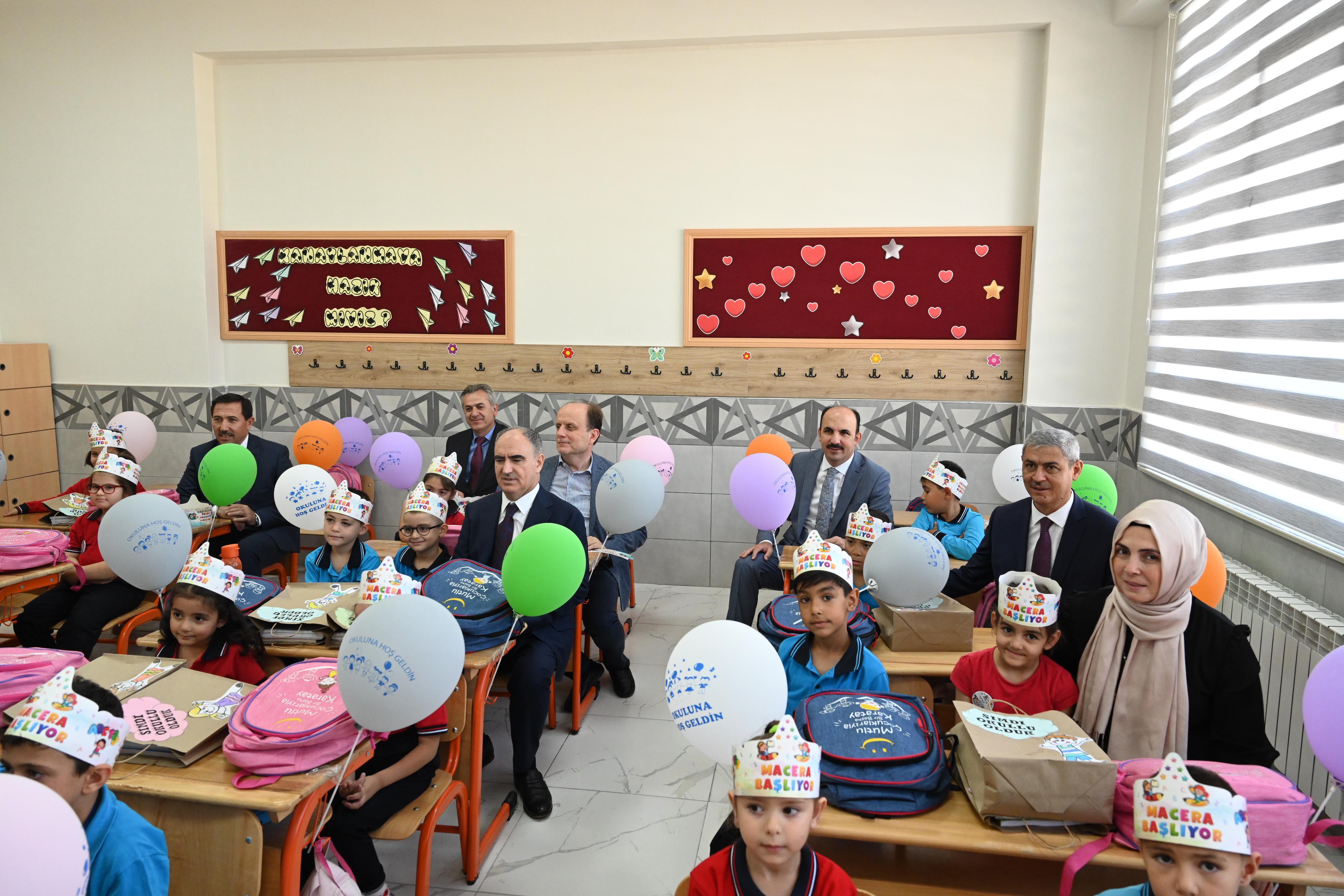 BAŞKAN ALTAY YENİ EĞİTİM-ÖĞRETİM YILININ İLK GÜNÜNDE ÖĞRENCİLERİN HEYECANINA ORTAK OLDU
