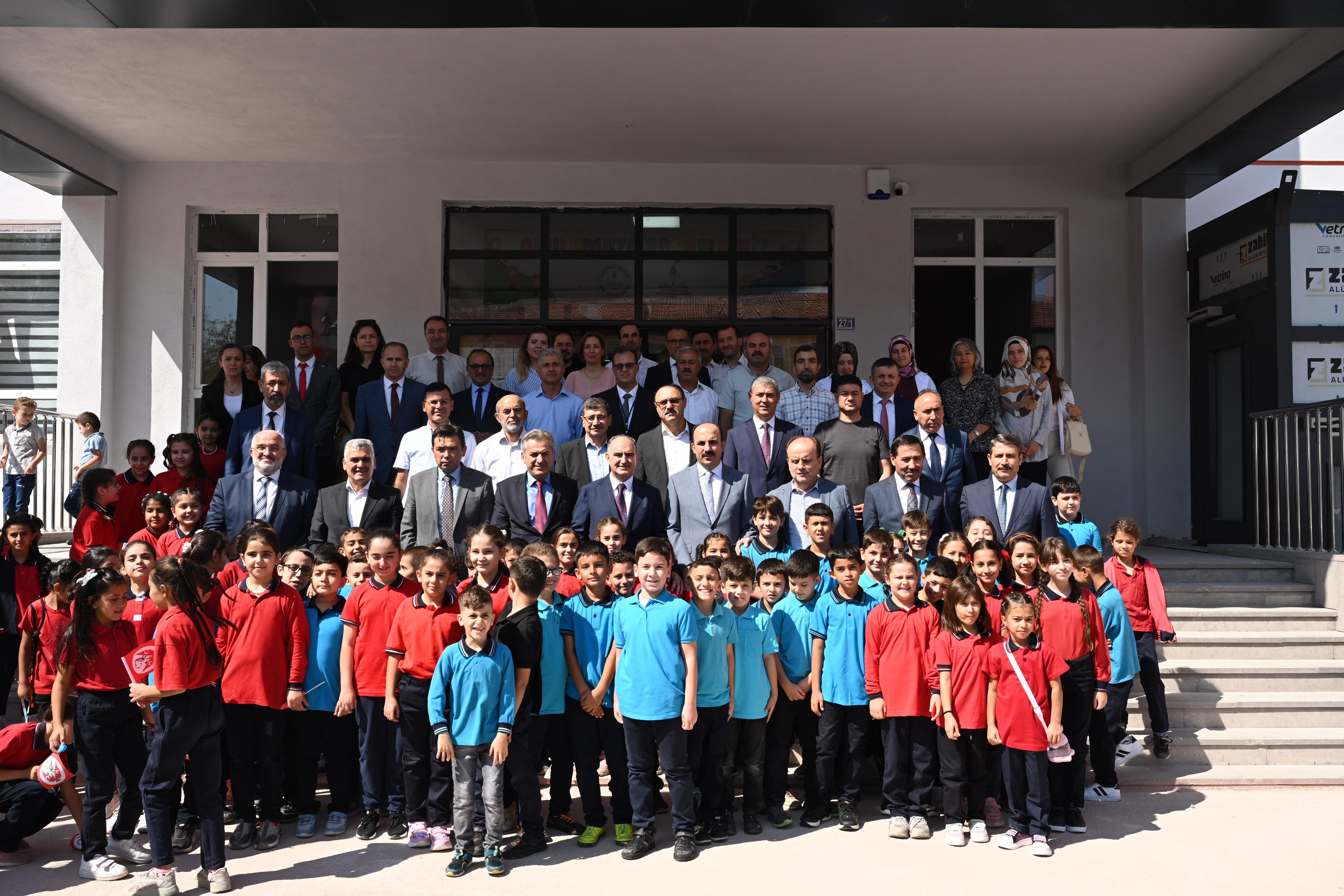 BAŞKAN ALTAY YENİ EĞİTİM-ÖĞRETİM YILININ İLK GÜNÜNDE ÖĞRENCİLERİN HEYECANINA ORTAK OLDU