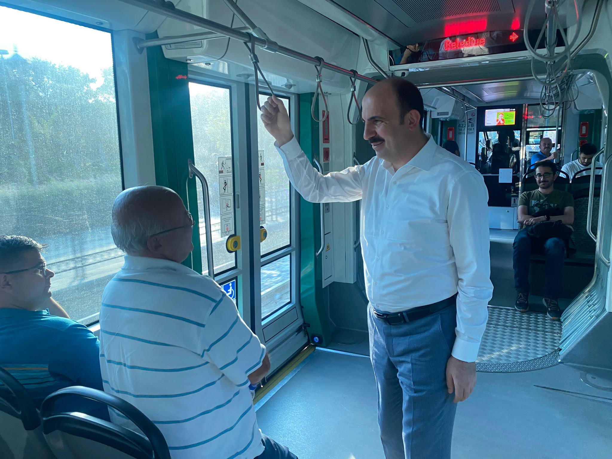 BAŞKAN ALTAY, TRAMVAYDA VATANDAŞLARLA SEYAHAT ETTİ