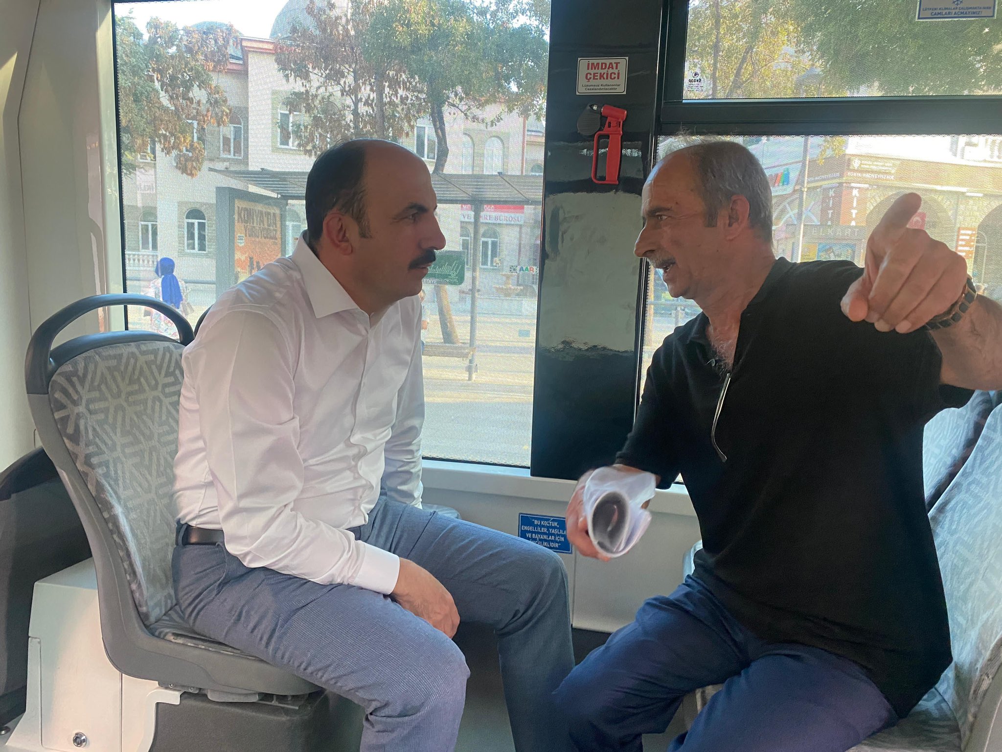 BAŞKAN ALTAY, TRAMVAYDA VATANDAŞLARLA SEYAHAT ETTİ