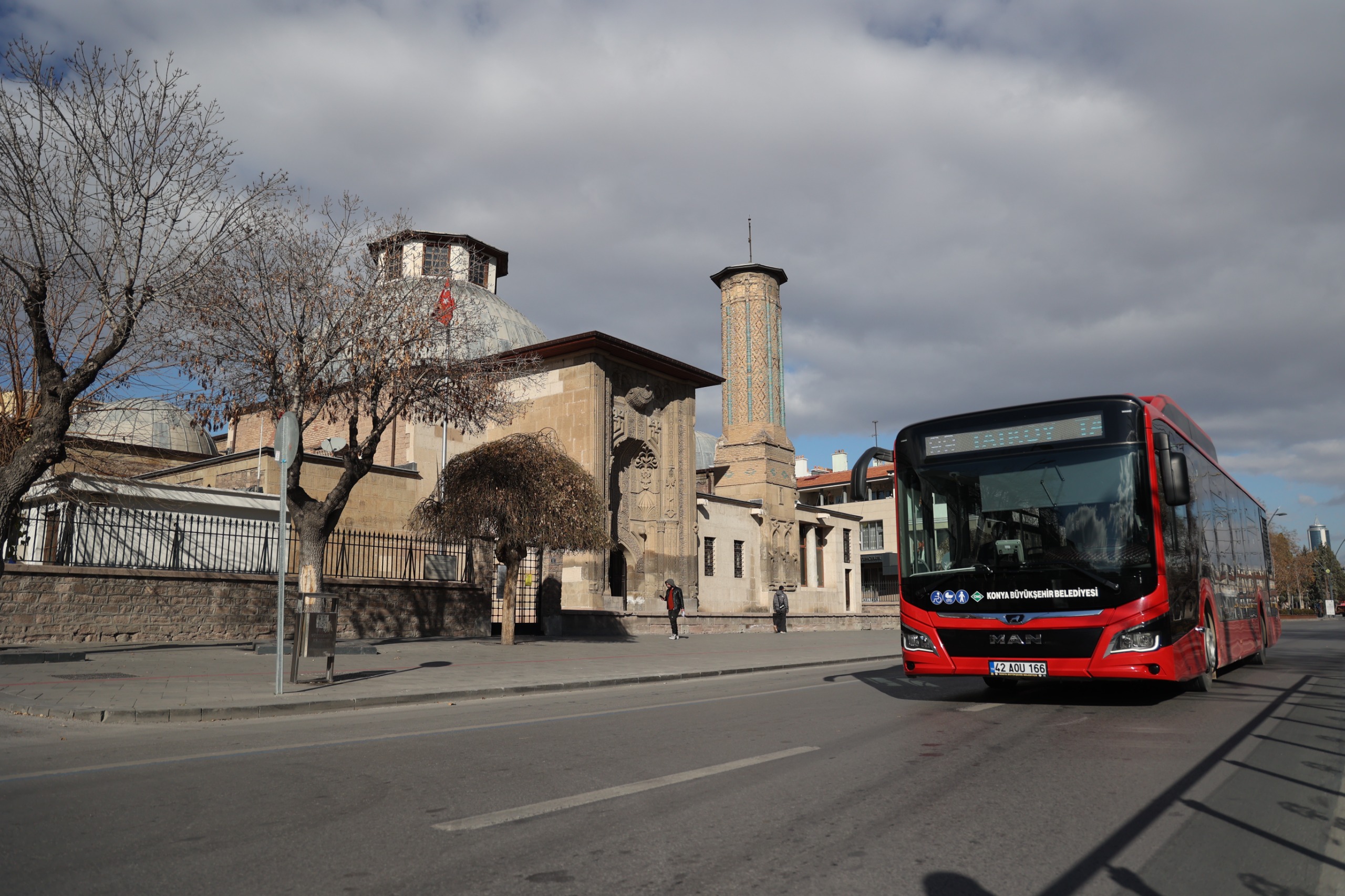 BAŞKAN ALTAY, TRAMVAYDA VATANDAŞLARLA SEYAHAT ETTİ