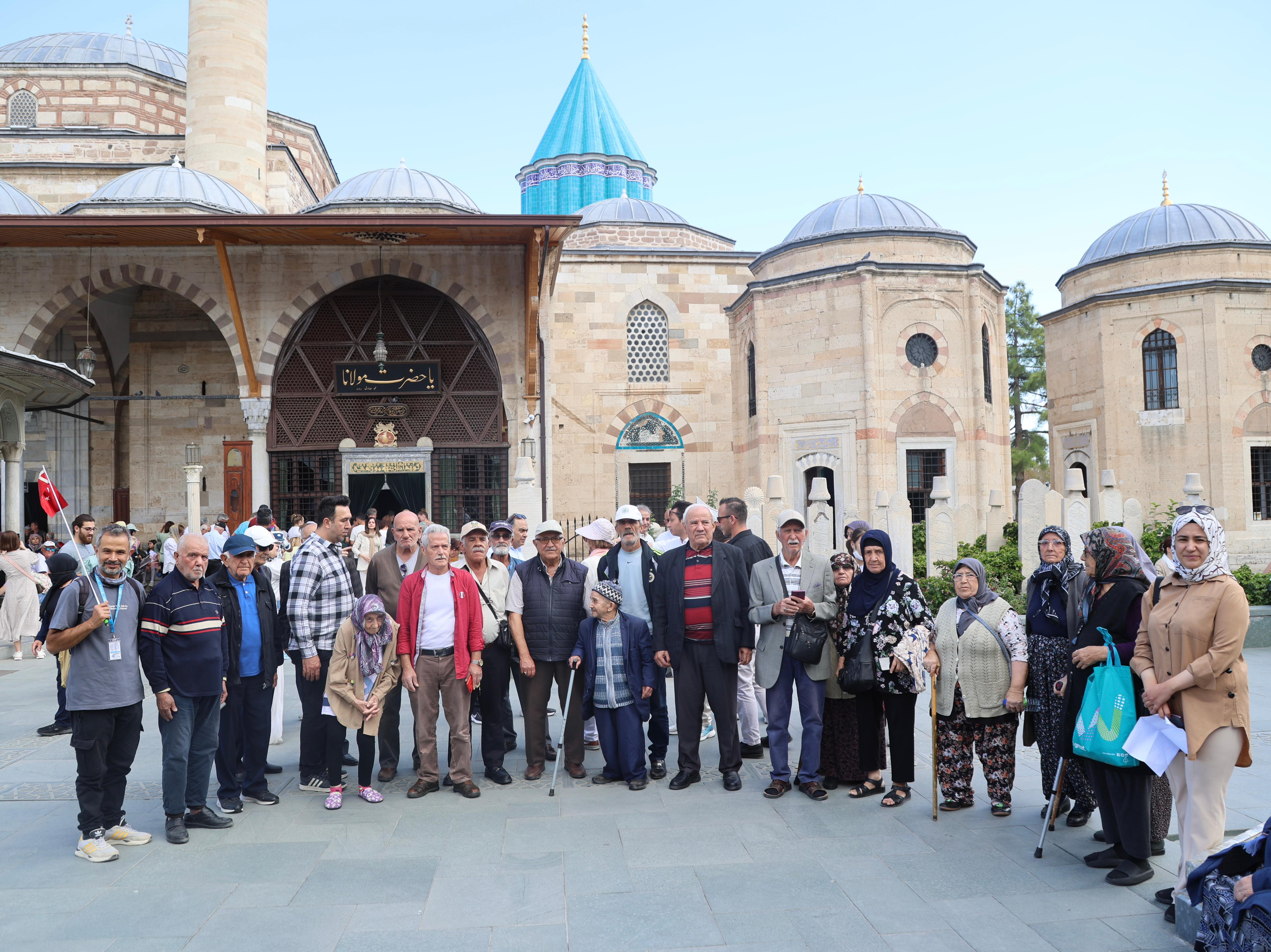 KONYA BÜYÜKŞEHİR, DÜNYA YAŞLILAR GÜNÜ’NDE BÜYÜKLERİMİZİ UNUTMADI