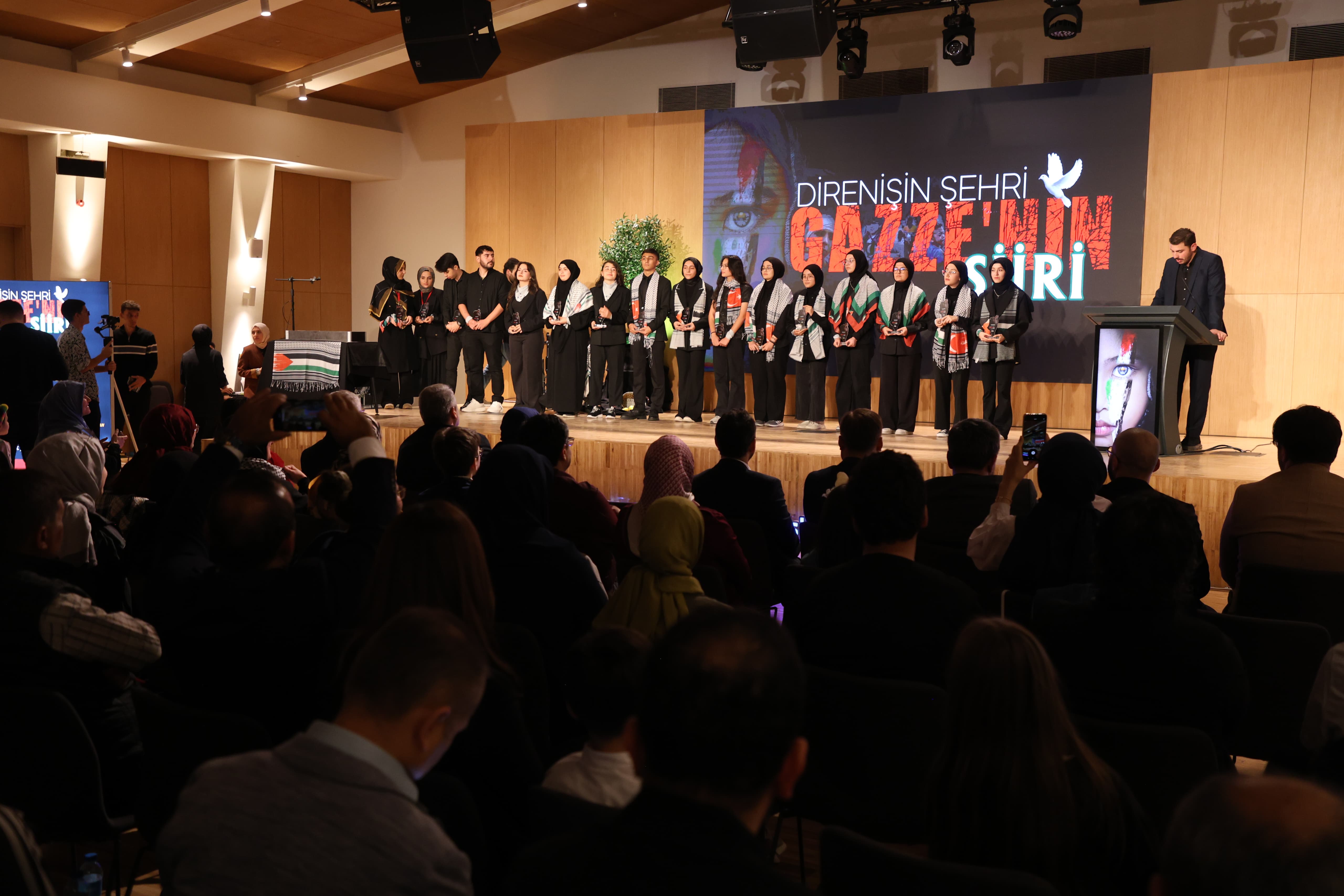 LİMA ÖĞRENCİLERİ İSRAİL SOYKIRIMININ 1. YILINDA ŞİİRLERİNİ “ÖZGÜR GAZZE” İÇİN SESLENDİRDİ
