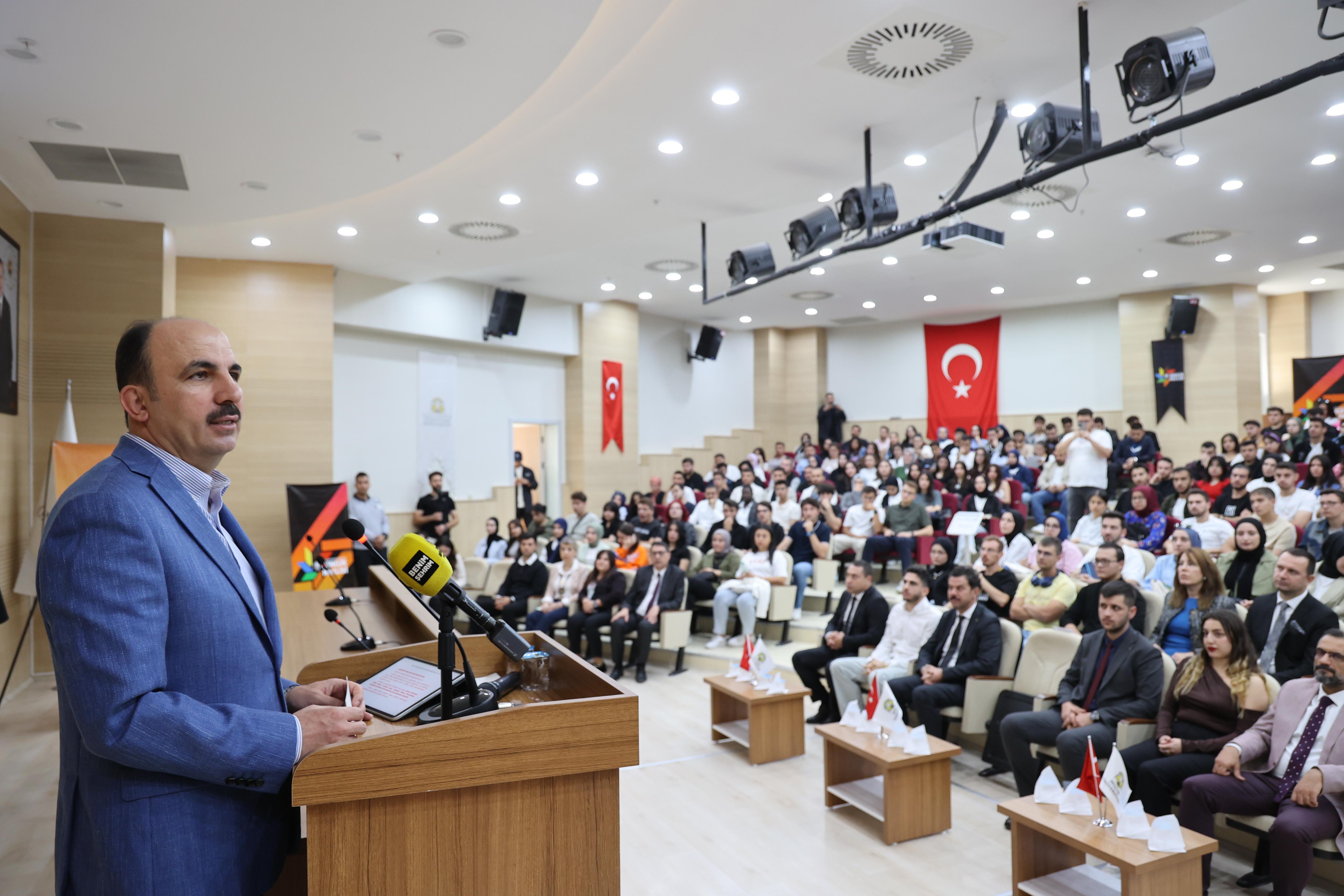 BAŞKAN ALTAY: “ÜNİVERSİTELERİMİZ ŞEHRİN İNSAN KAYNAĞINA BÜYÜK KATKI SAĞLIYOR”