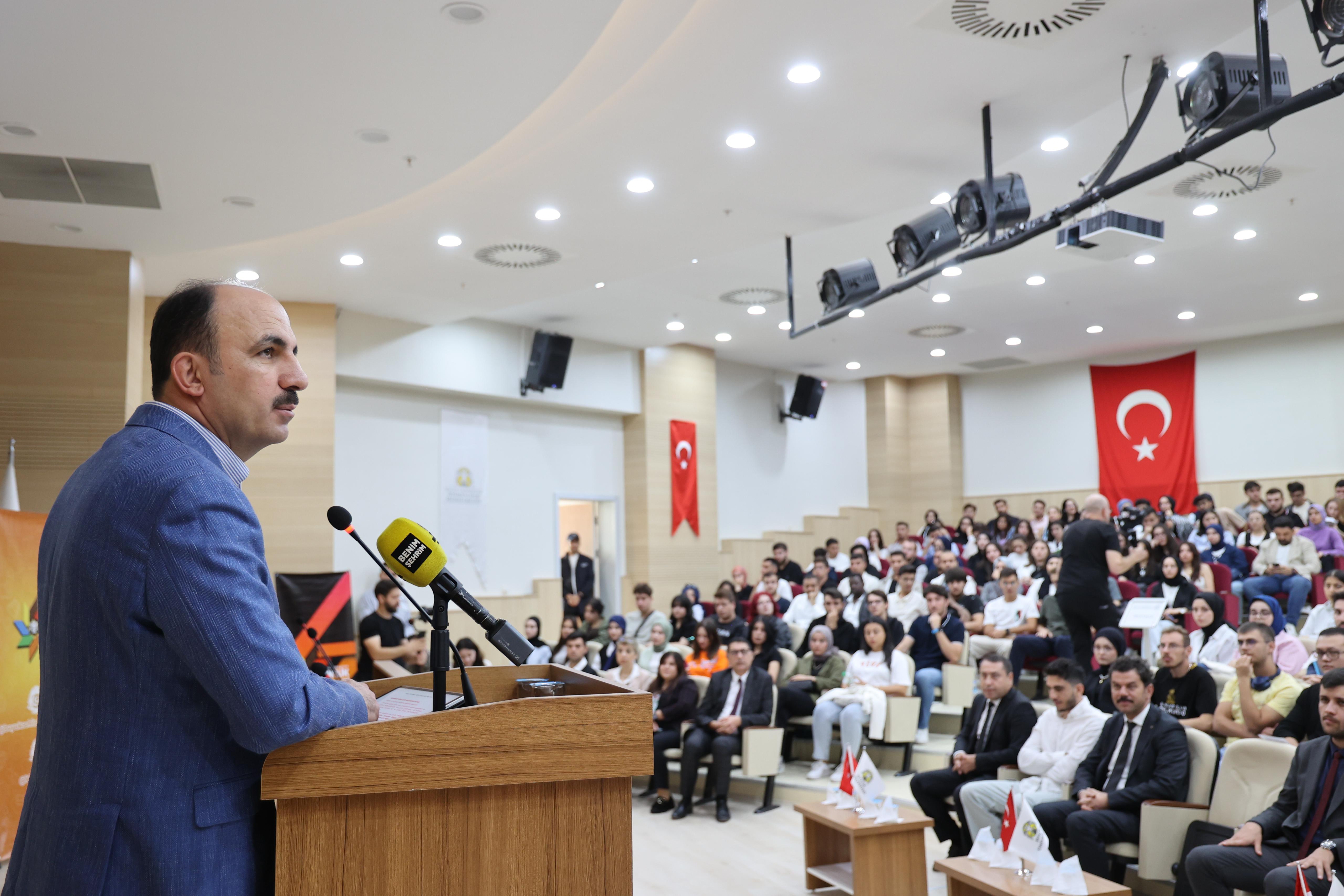 BAŞKAN ALTAY: “ÜNİVERSİTELERİMİZ ŞEHRİN İNSAN KAYNAĞINA BÜYÜK KATKI SAĞLIYOR”