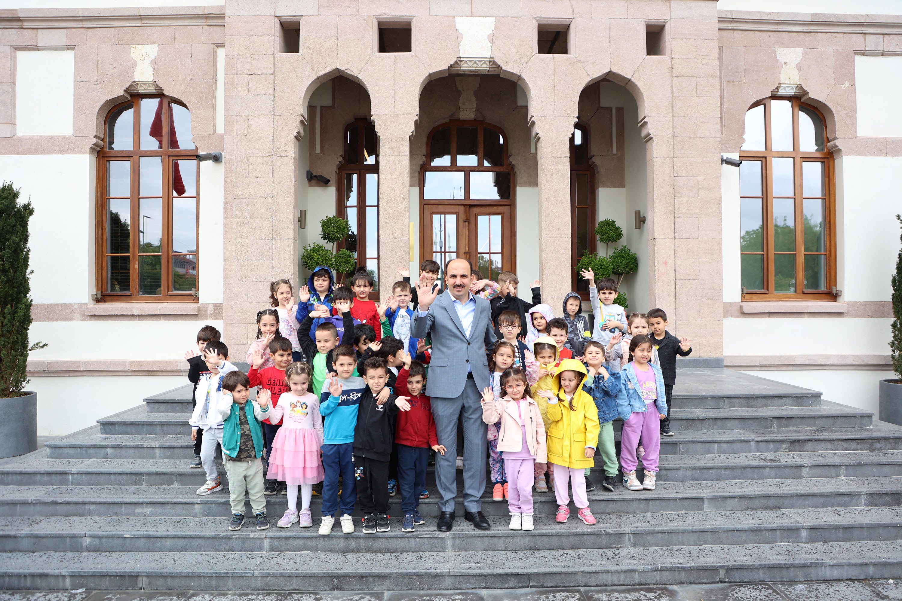 BAŞKAN ALTAY GENÇLERİ DOĞUM GÜNÜ HEDİYELERİYLE SEVİNDİRECEK