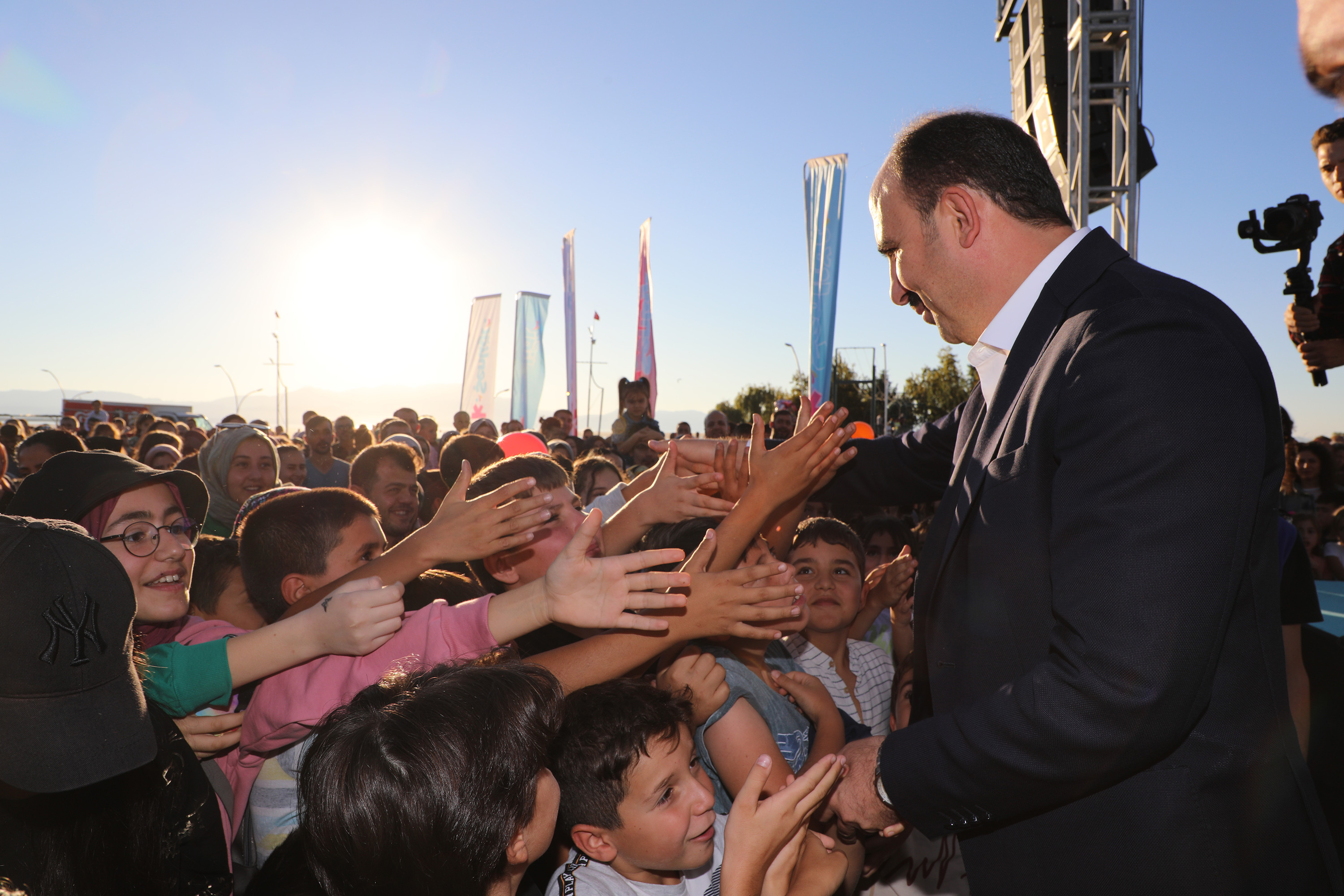 BAŞKAN ALTAY GENÇLERİ DOĞUM GÜNÜ HEDİYELERİYLE SEVİNDİRECEK