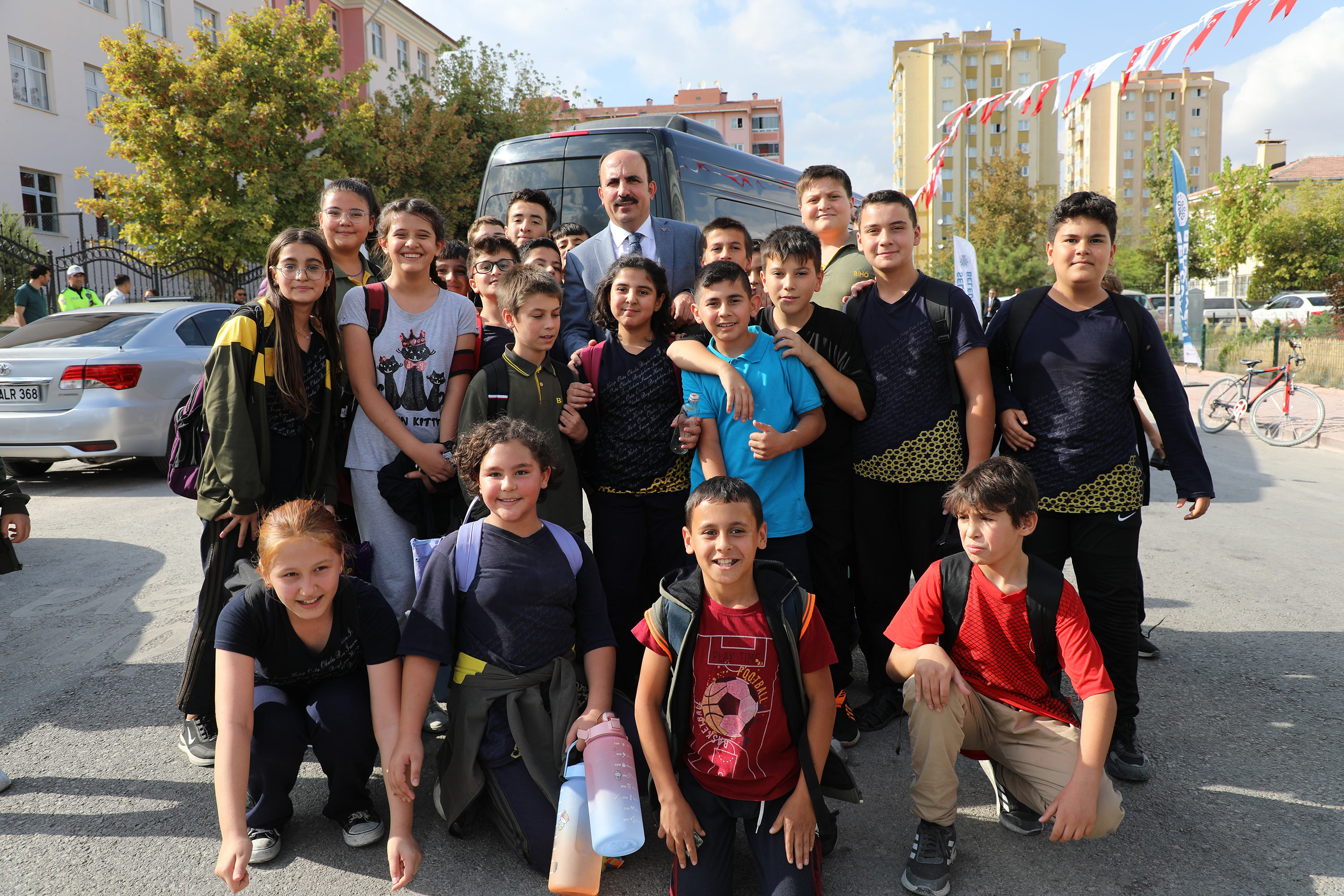 BAŞKAN ALTAY GENÇLERİ DOĞUM GÜNÜ HEDİYELERİYLE SEVİNDİRECEK