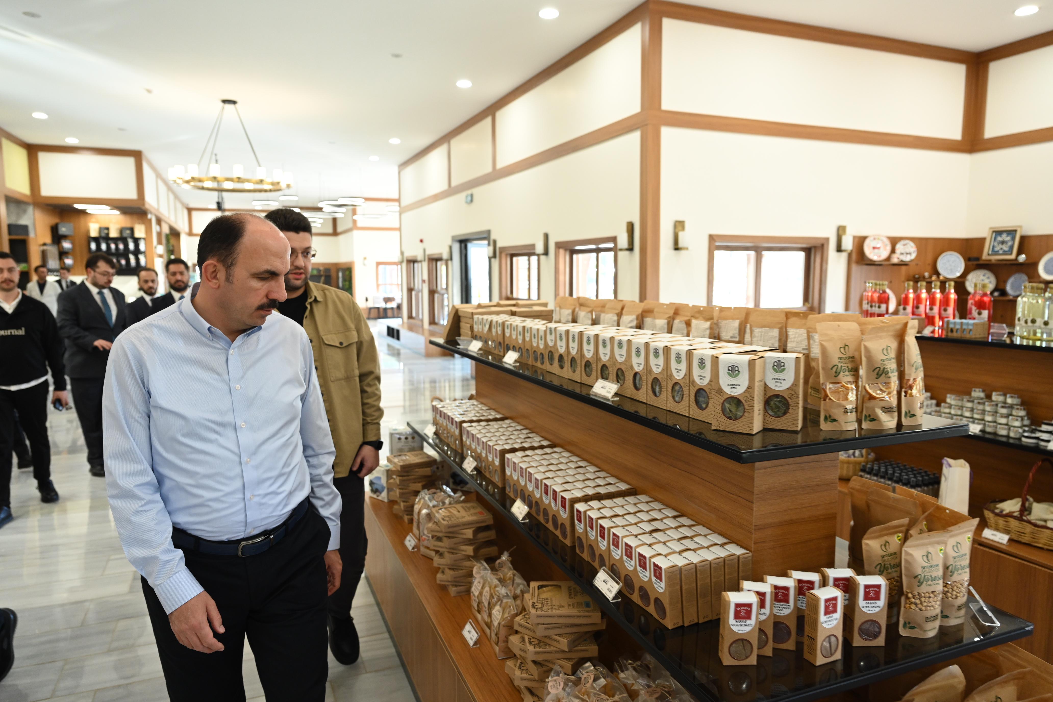BAŞKAN ALTAY, PELEN YÖRESEL ÜRÜN SATIŞ MERKEZİ’NDE İNCELEMELERDE BULUNDU