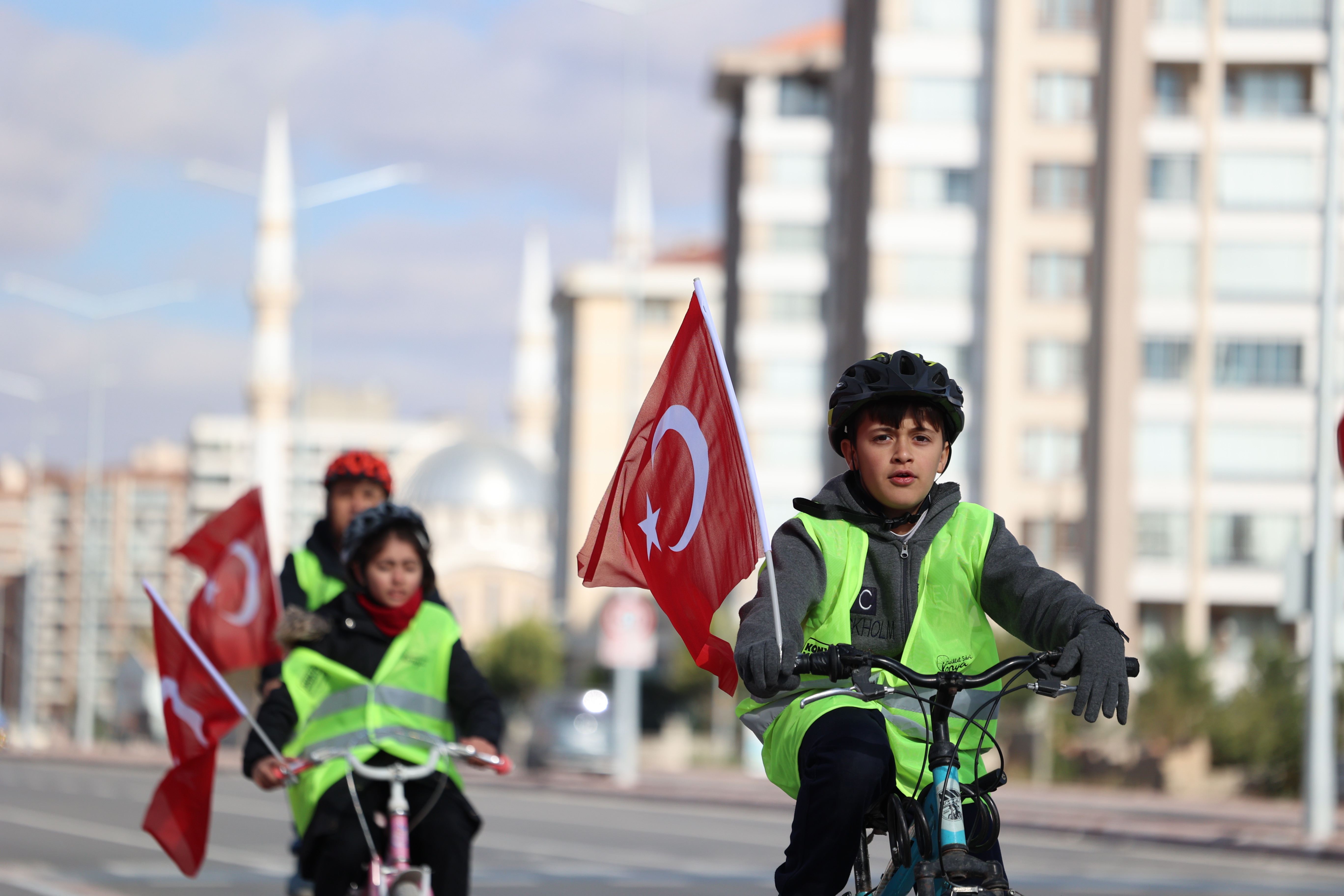 KONYA BÜYÜKŞEHİR’İN “GÜVENLİ OKUL YOLLARI PROJESİ”NDE 29 EKİM COŞKUSU