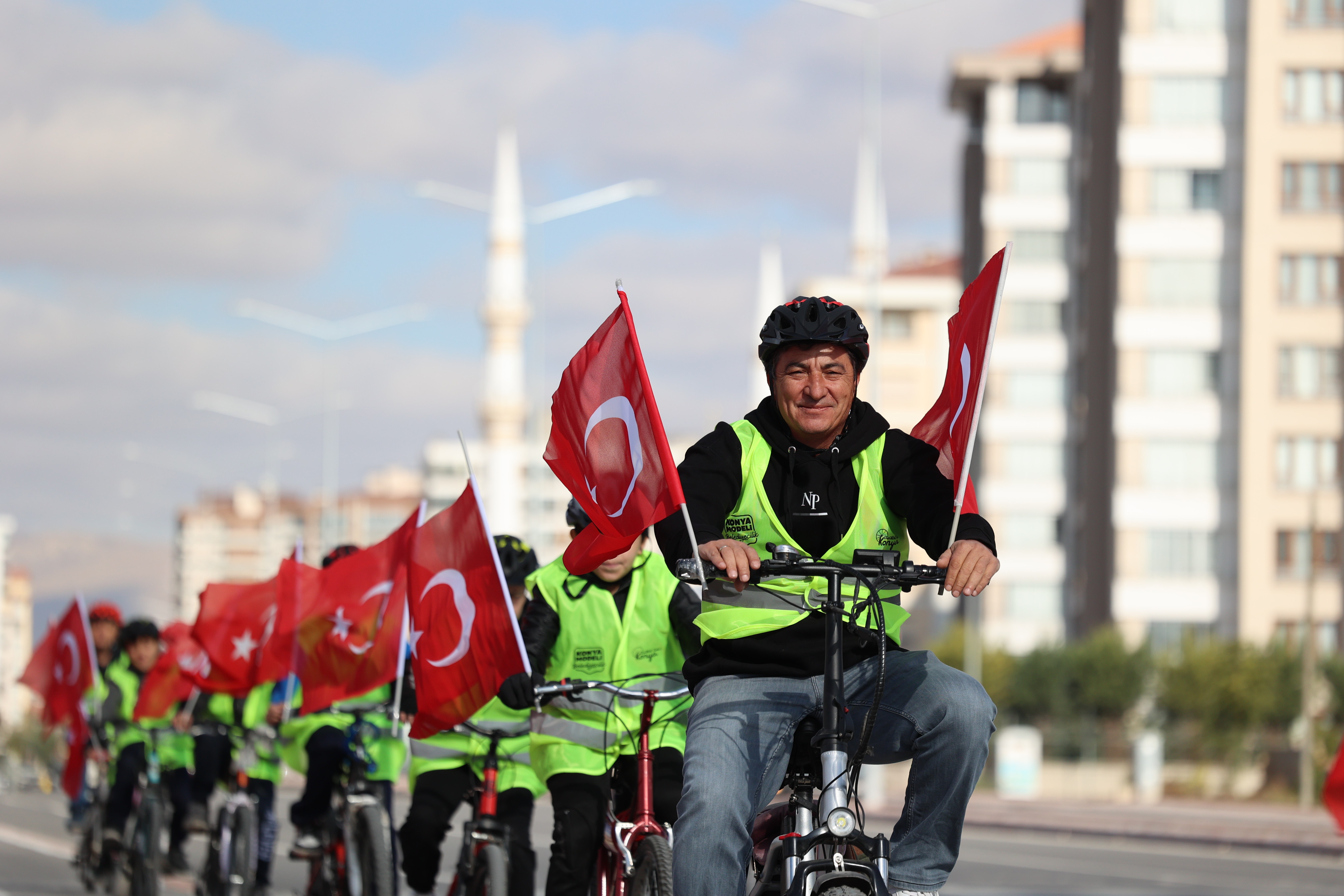KONYA BÜYÜKŞEHİR’İN “GÜVENLİ OKUL YOLLARI PROJESİ”NDE 29 EKİM COŞKUSU